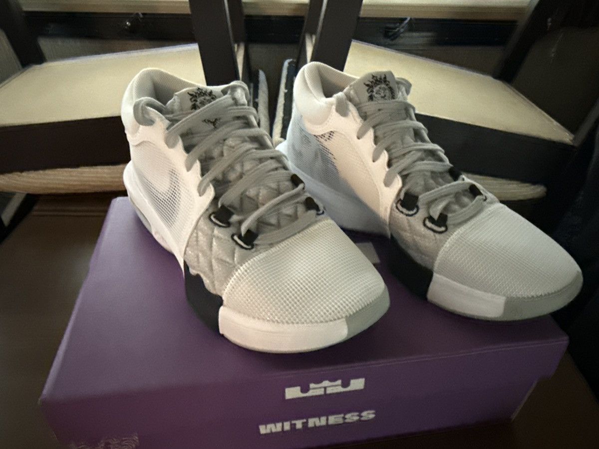 Nike NEW Nike LeBron Witness VIII 8, size 8.5, OG Box, DS, MINT! Size US 8.5 / EU 41-42 - 8 Thumbnail