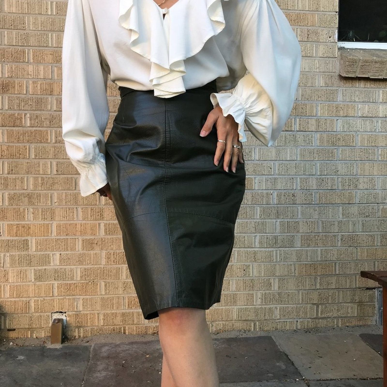 Vintage Vintage 1980s green minimalist leather skirt small Size 26" / US 2 / IT 38 - 7 Thumbnail