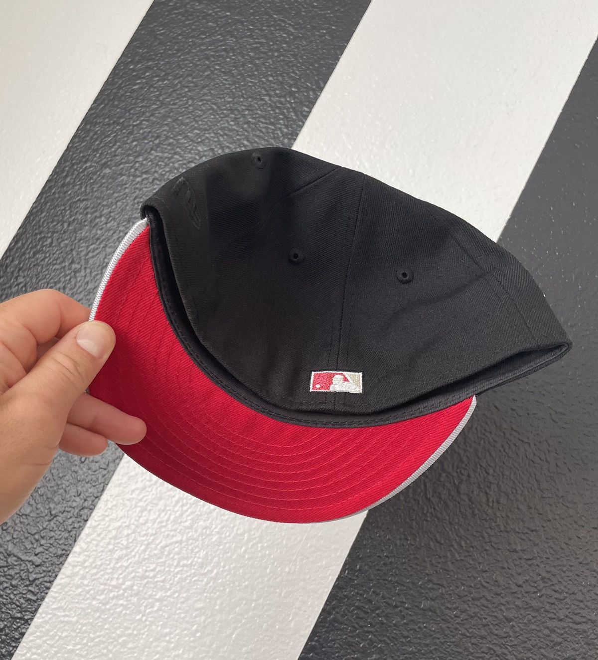 New Era 🔥 Exclusive Sox fitted with metallic brim size 7 Size ONE SIZE - 3 Thumbnail