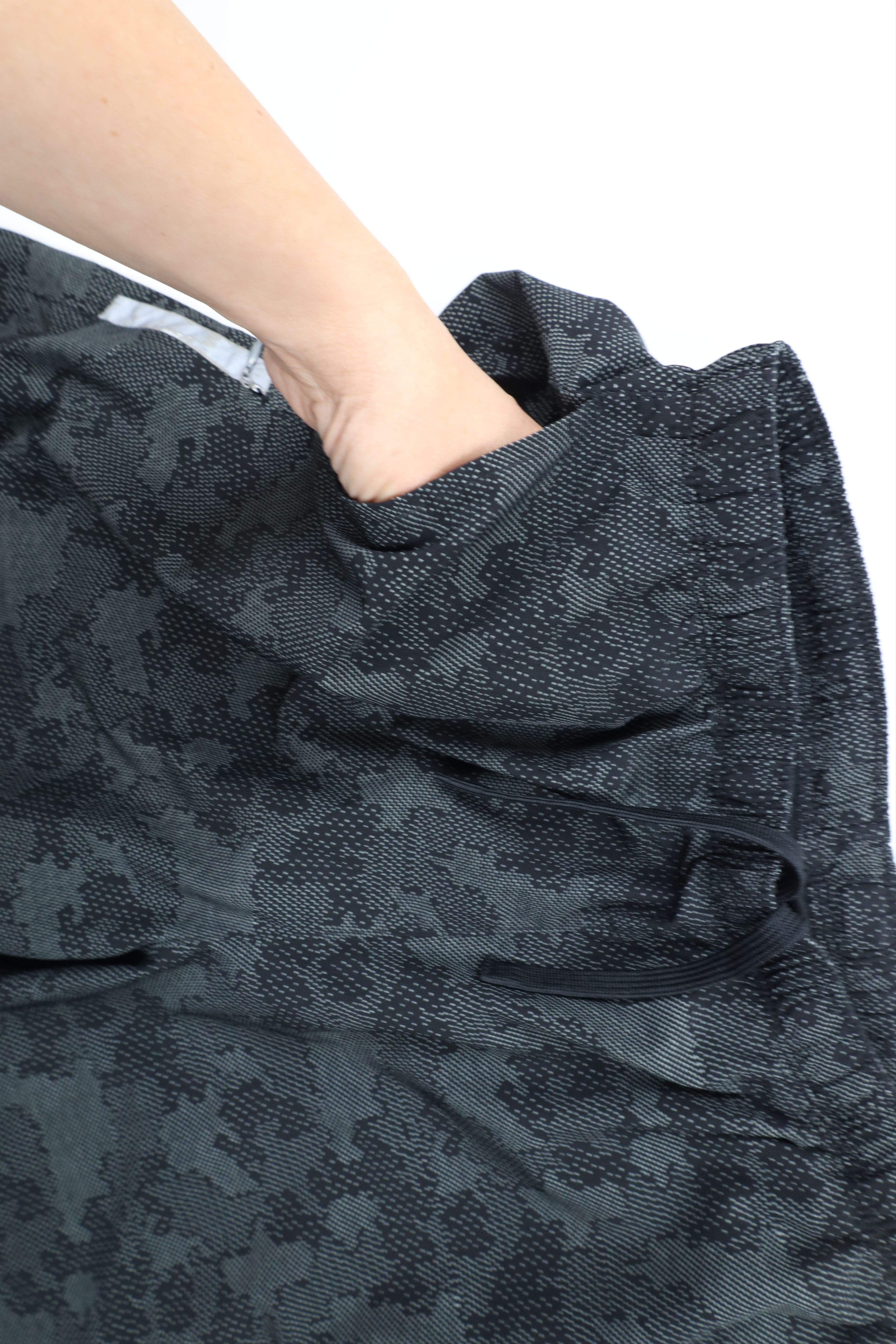 Asics × Vintage Vintage Asics Reflective Digi Camouflage Lined Shorts Size US 34 / EU 50 - 7 Thumbnail
