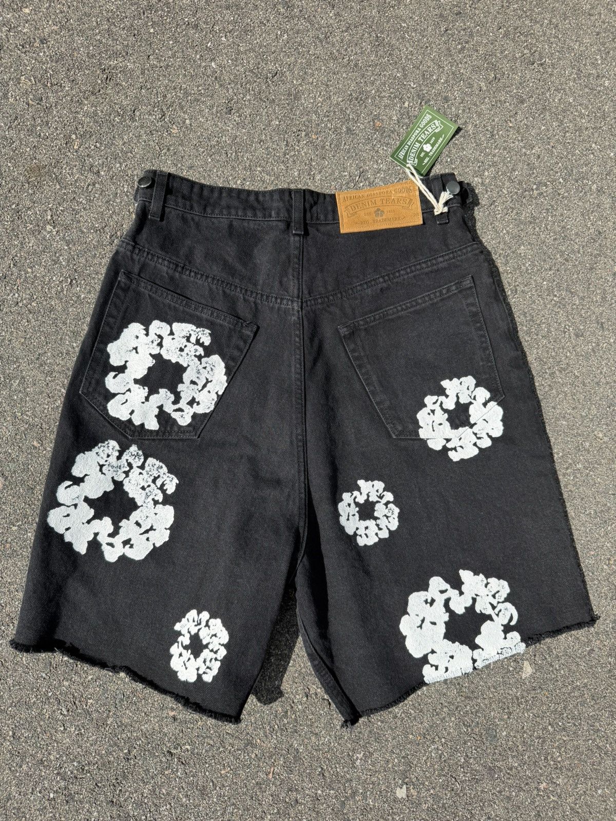 DENIM TEARS Denim Tears Cotton Wreath Jean Shorts Black Size US 32 / EU 48 - 2 Thumbnail