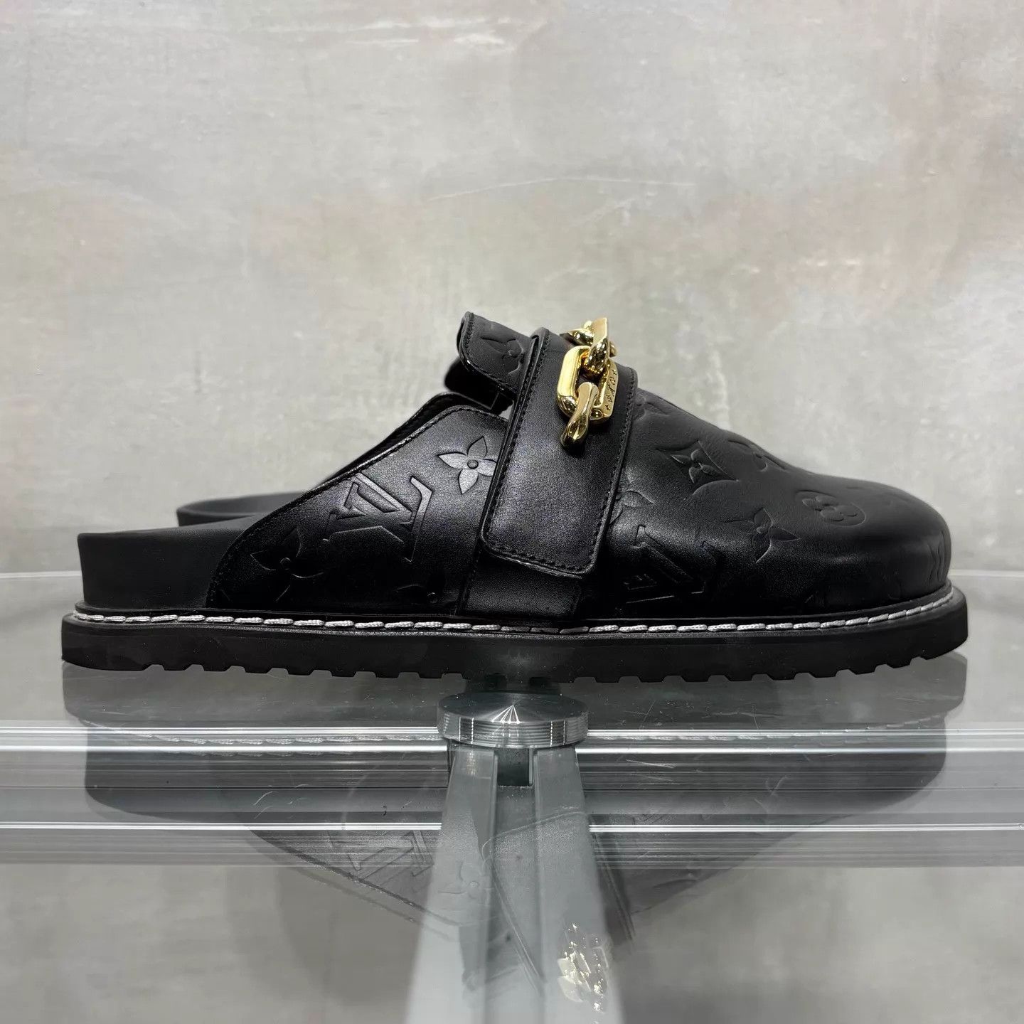 Louis Vuitton LV Cosy comfort all-over embossed slides UK4 (38) Size US 7.5 / IT 37.5 - 4 Thumbnail