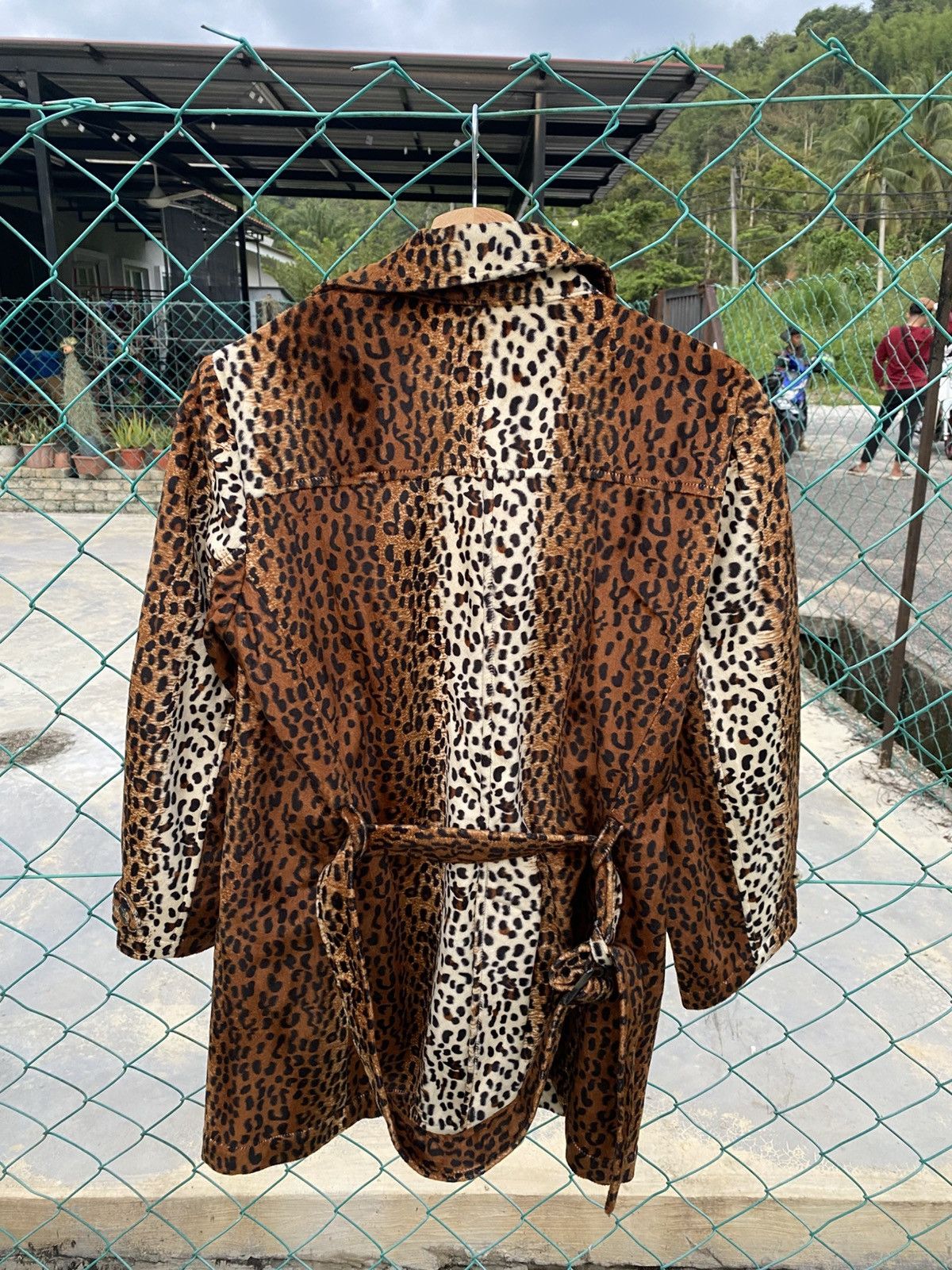 Japanese Brand ‼️Rare‼️ Japanese Leopard trench coat Size M / US 6-8 / IT 42-44 - 2 Thumbnail