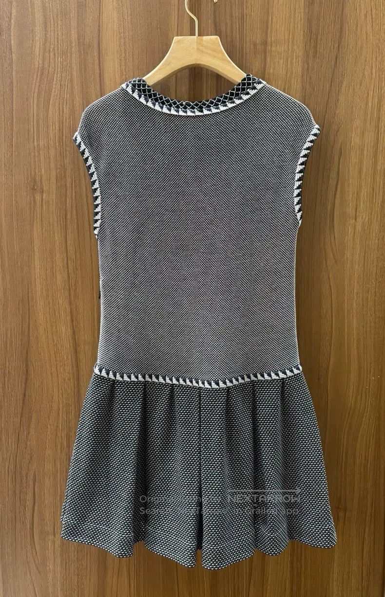 Chanel Chanel Black and white knitted dress Size XS / US 0-2 / IT 36-38 - 2 Thumbnail