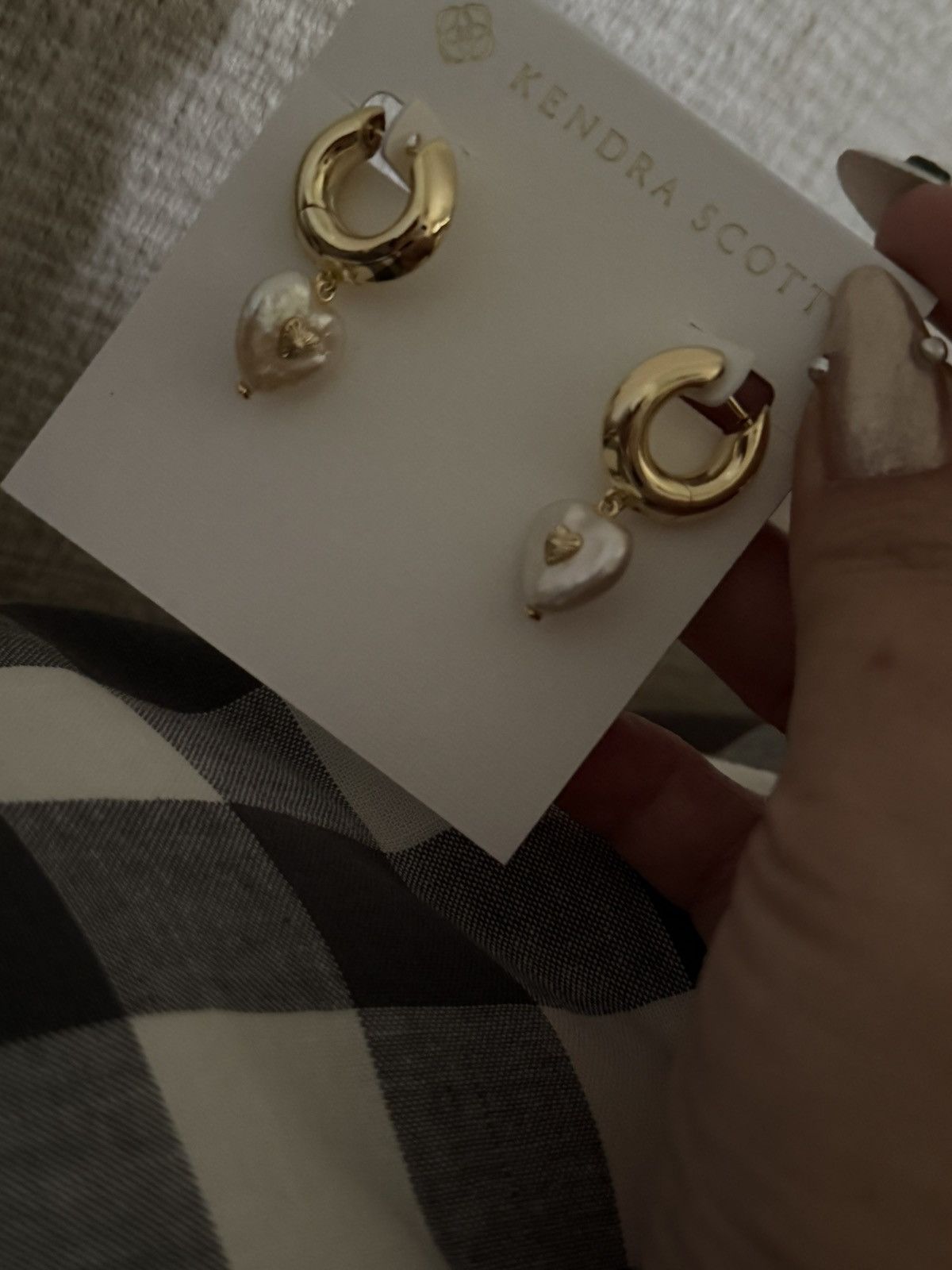 Kendra Scott Kendra Scott Sasha Heart in Gold Huggies w/Pearl Heart Charm Size ONE SIZE - 4 Thumbnail