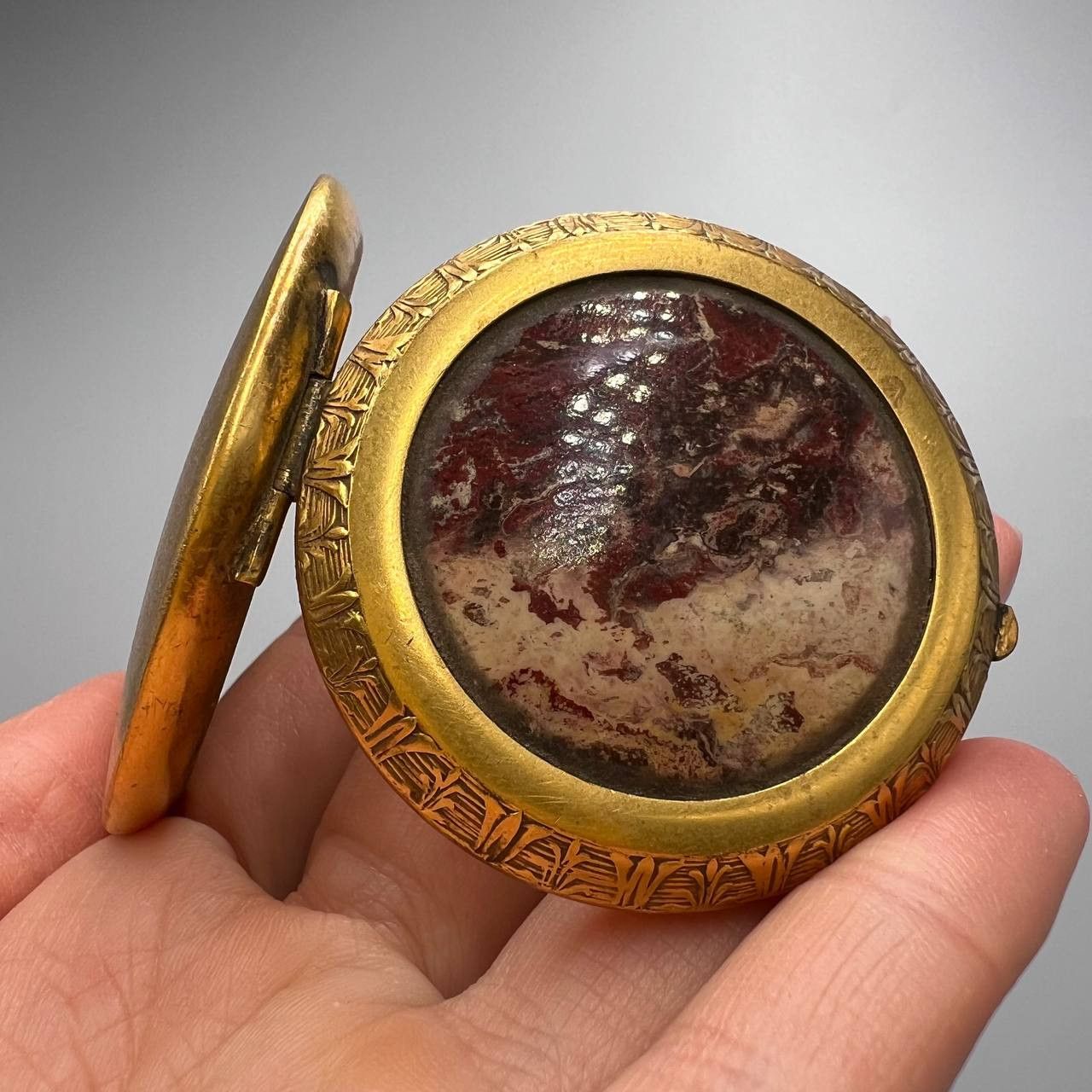 Vintage Vintage Vanity Powder Compact Case Gilded Brass Jasper Stone Size ONE SIZE - 5 Thumbnail