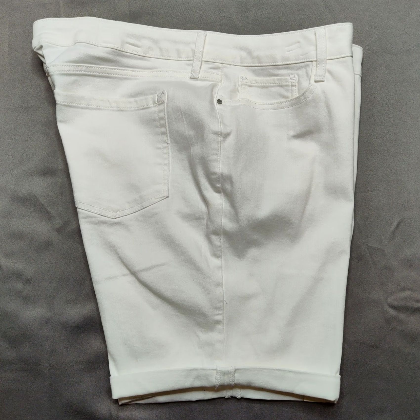Vintage ANA Women Petite 18P White Mid-Rise Bermuda Shorts 8" Inseam NEW Size 40" / US 18 - 3 Thumbnail