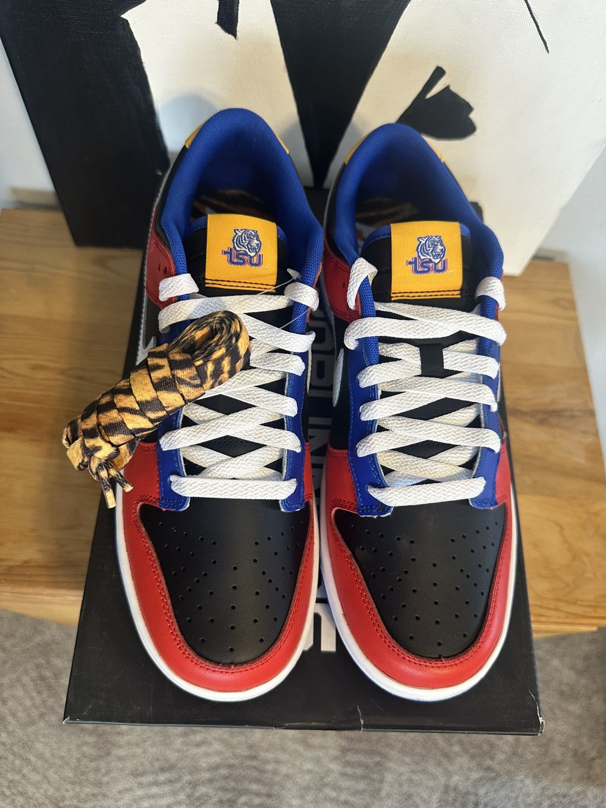 Nike Nike Dunk Tennessee State University Size US 9.5 / EU 42-43 - 2 Thumbnail