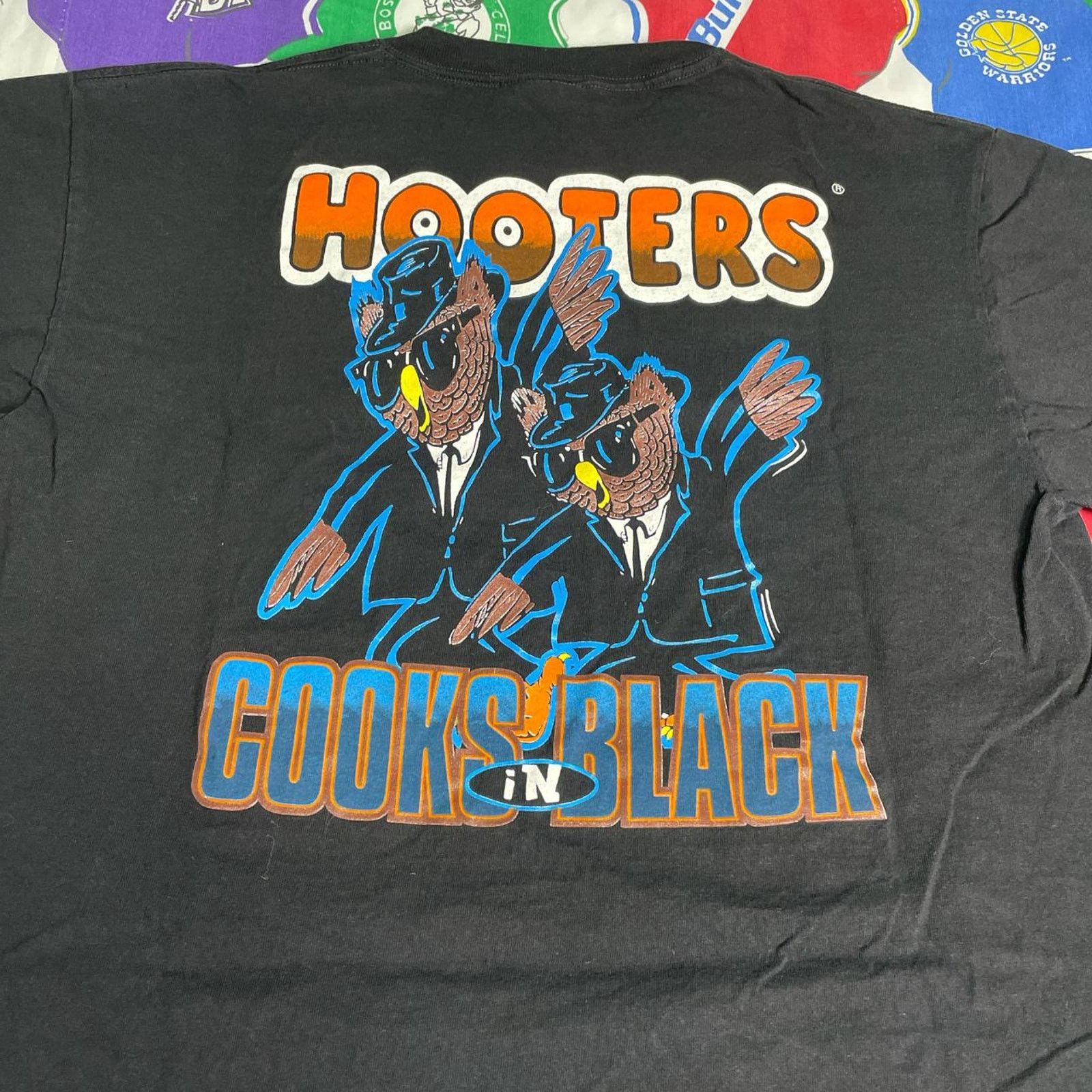 Vintage VTG Y2K 2000s Hooters Cooks In Black CIB Men In Black Tee Size US L / EU 52-54 / 3 - 4 Thumbnail
