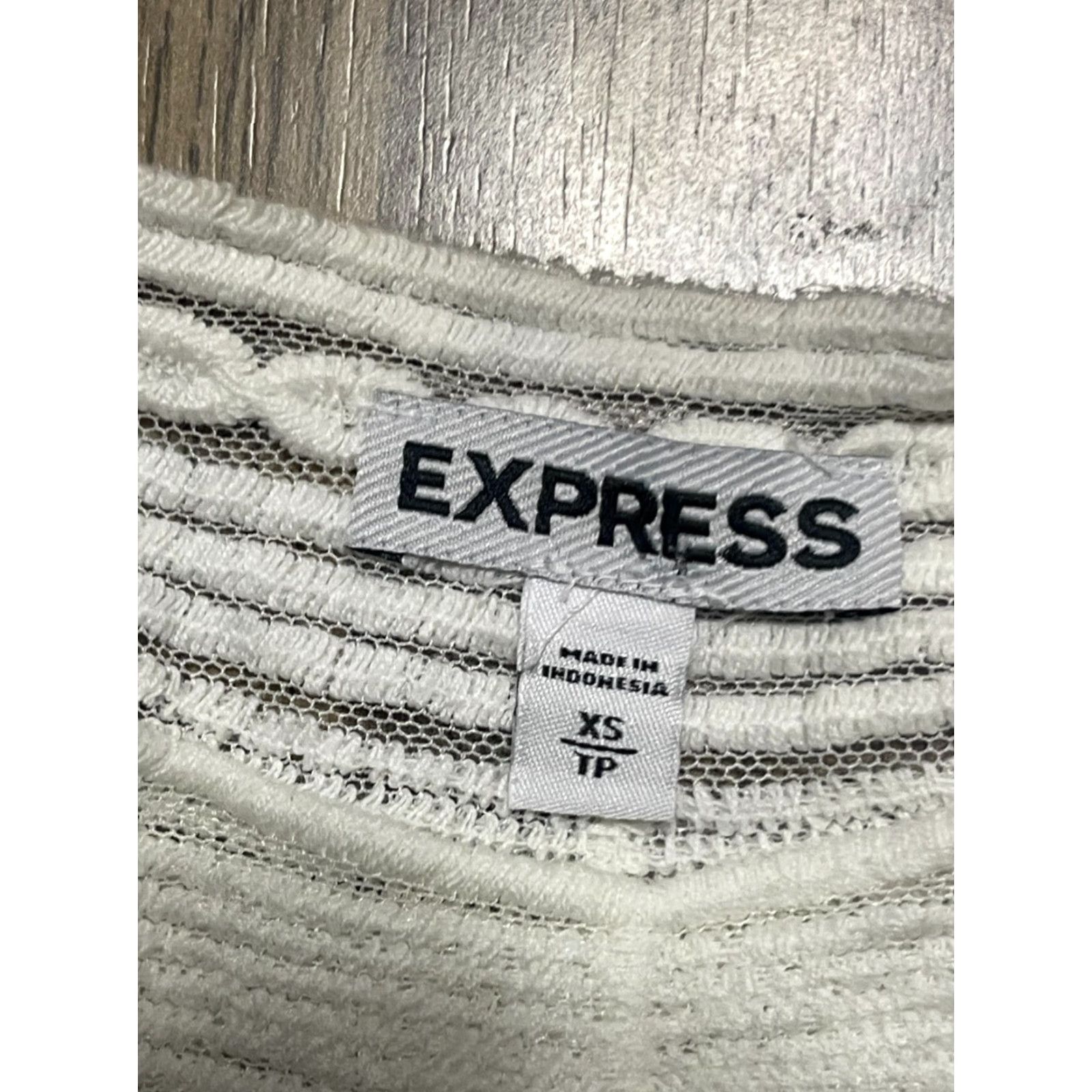 Express Express Shirt Women's XS White Floral Lace Lightweight Size XS / US 0-2 / IT 36-38 - 5 Thumbnail