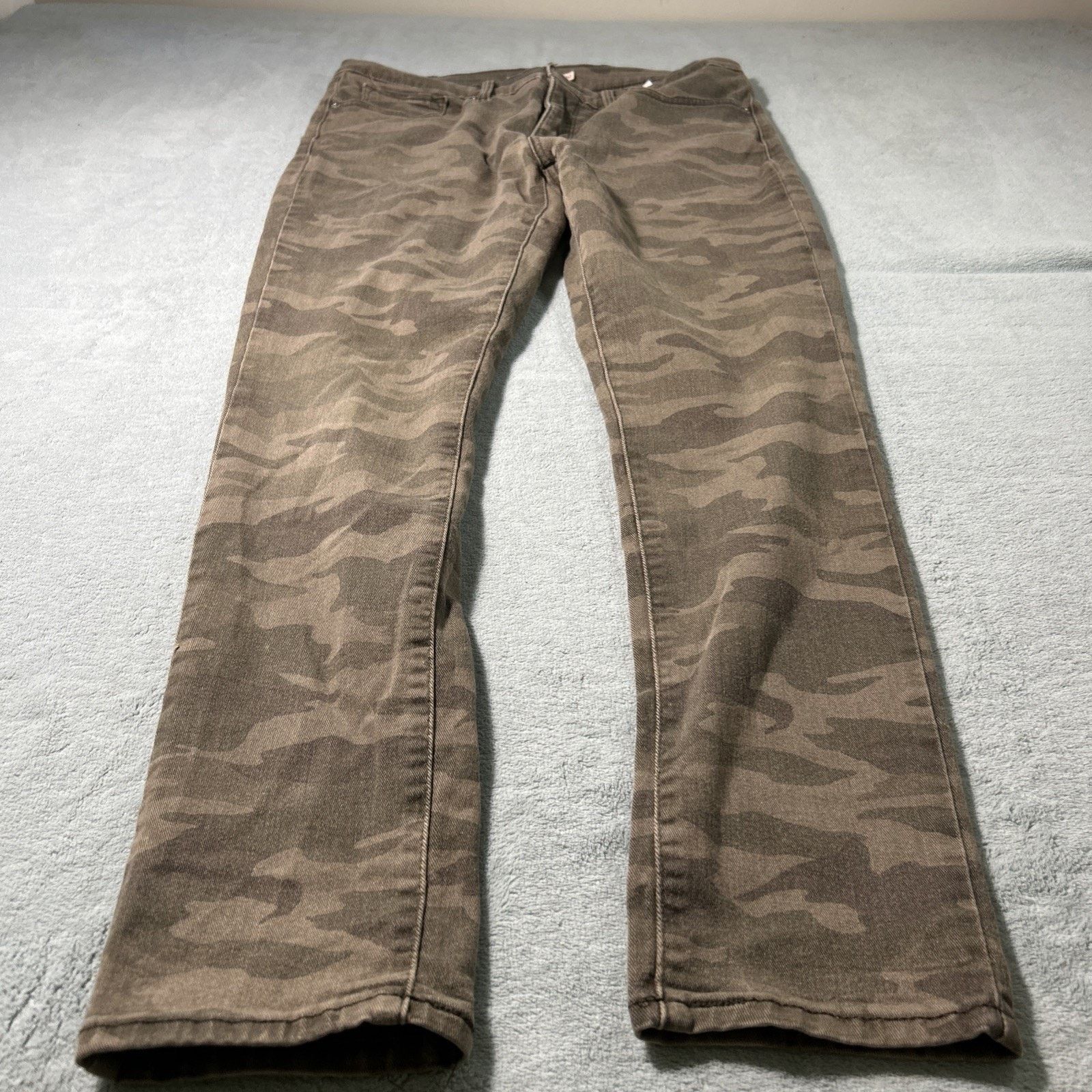 Levi's Levis Slim Straight Woodland Camo Jeans Women 32x28 Skinny Size 28" / US 6 / IT 42 - 1 Thumbnail