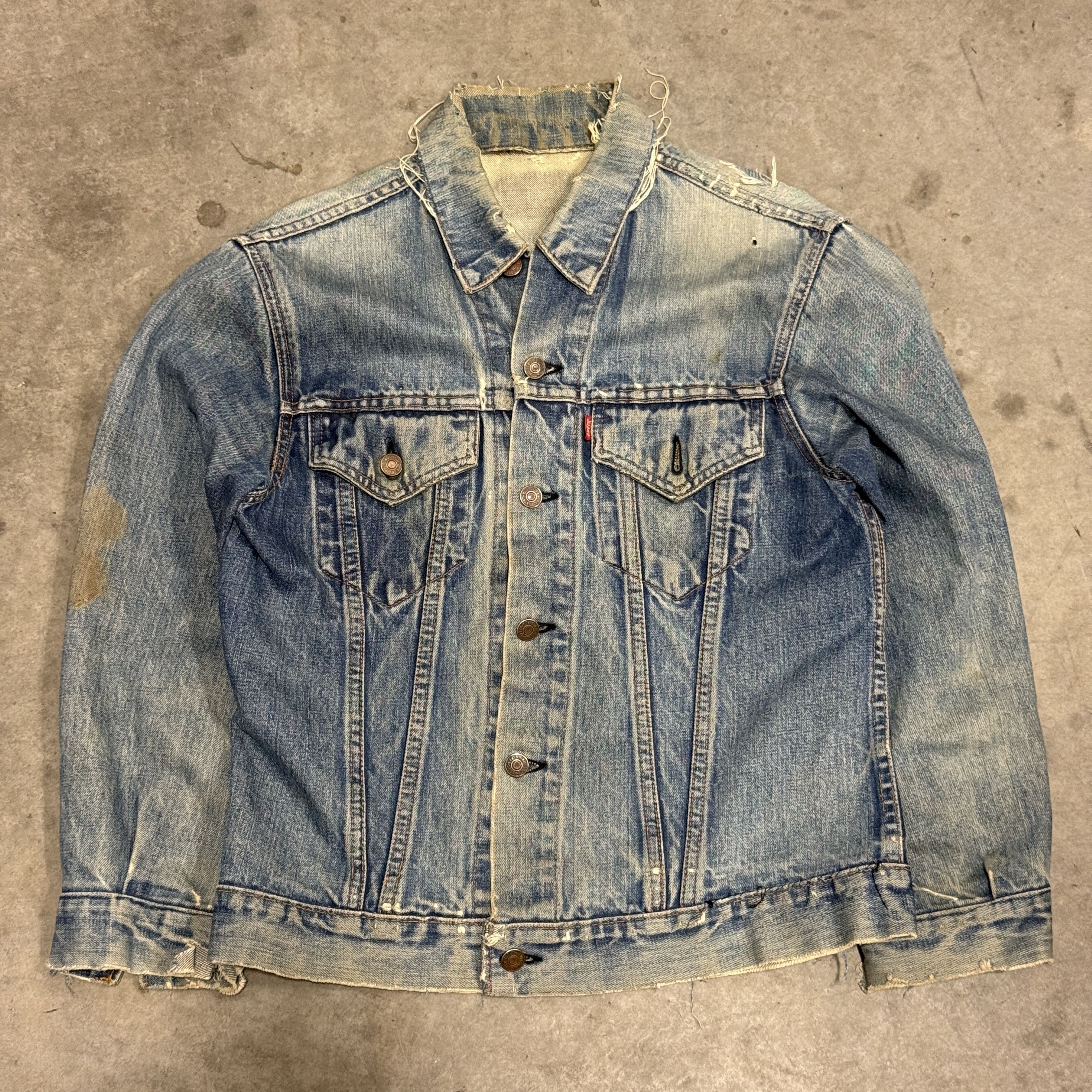 Levi's Vintage Big E Levi's Distressed Denim Trucker Jacket Size M Size US M / EU 48-50 / 2 - 1 Thumbnail