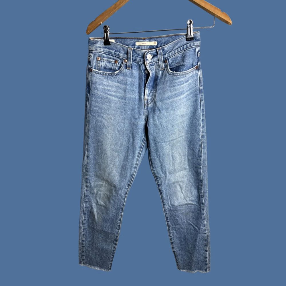 Levi's VINTAGE Levi's Wedgie Straight Jeans Womens 25 Light Blue High Rise Cropped Raw Hem Distressed Pockets Denim Jeans Womens Size 42" / US 20 - 1 Thumbnail