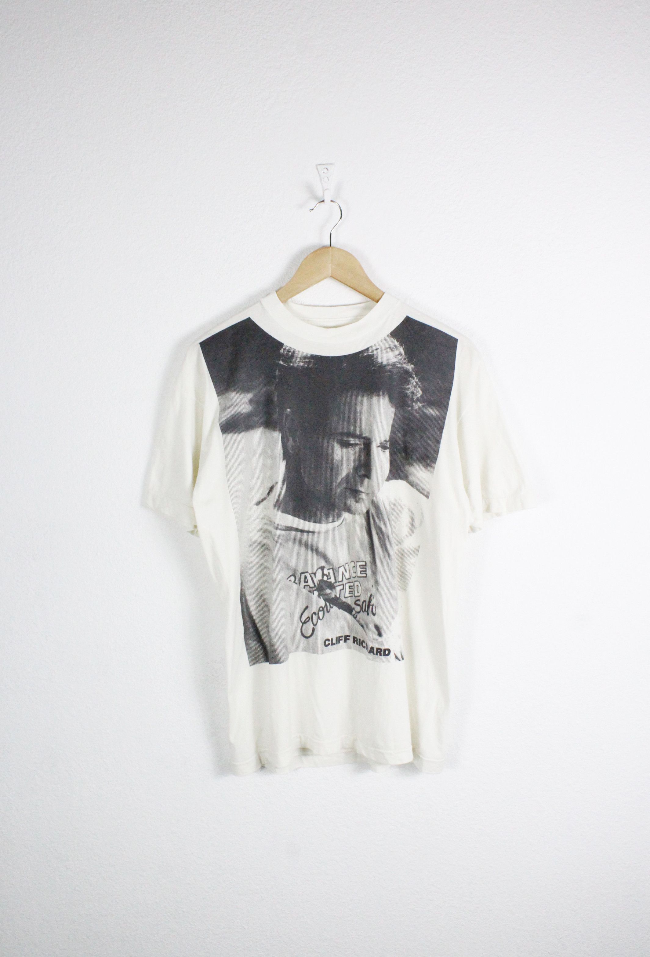 Band Tees × Vintage Vintage 1990 Cliff Richard Wembley Arena Photo T-shirt Tee Size US L / EU 52-54 / 3 - 1 Thumbnail