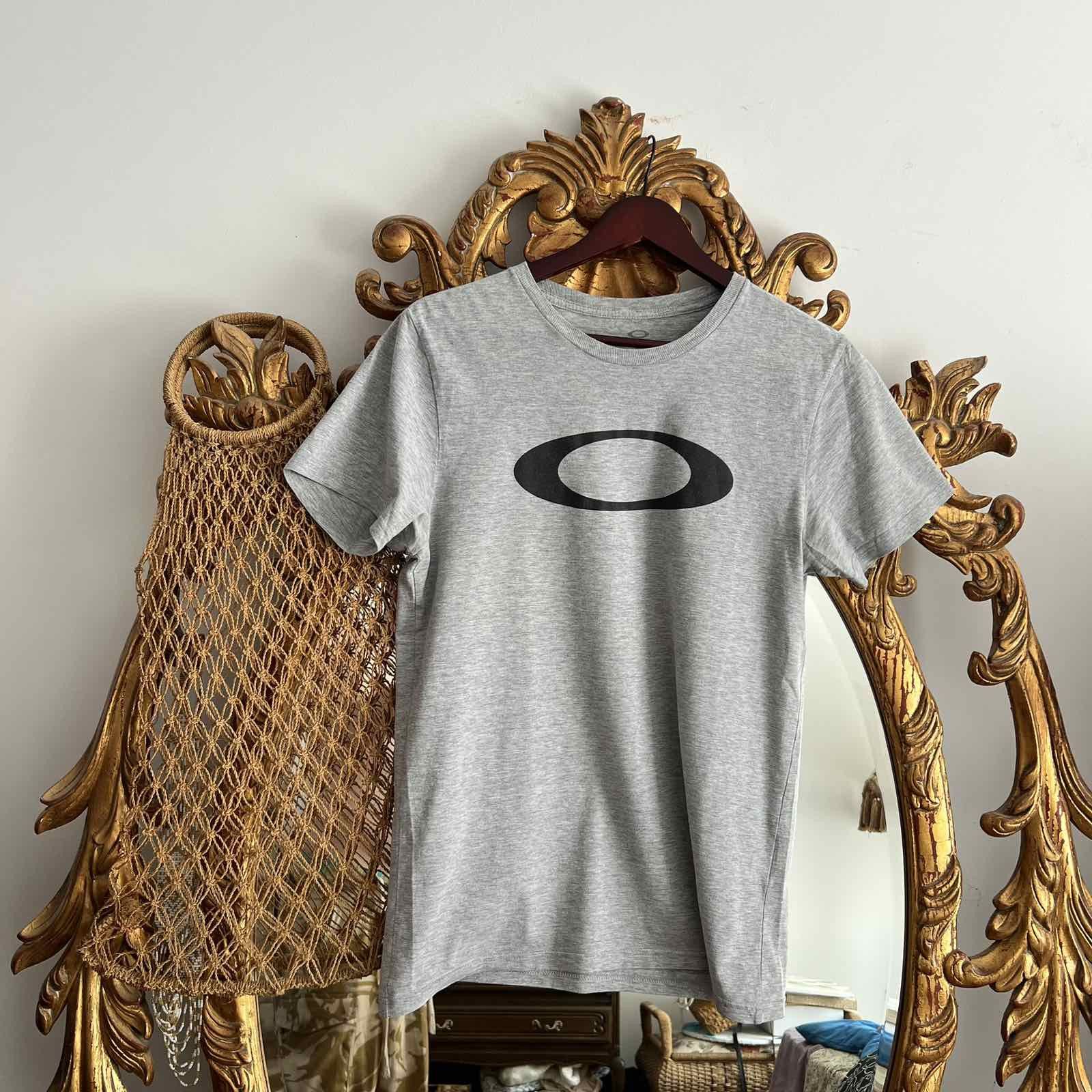 Oakley Vintage Oakley T-Shirt Big Logo Japanese Boxy Y2K Size US S / EU 44-46 / 1 - 1 Thumbnail