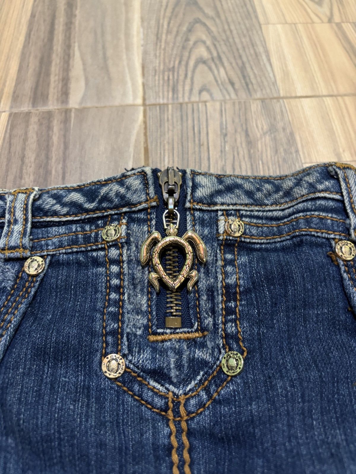 Just Cavalli JUST CAVALLI TURTLE SNAKE DENIM SKIRT Size 28" / US 6 / IT 42 - 7 Thumbnail