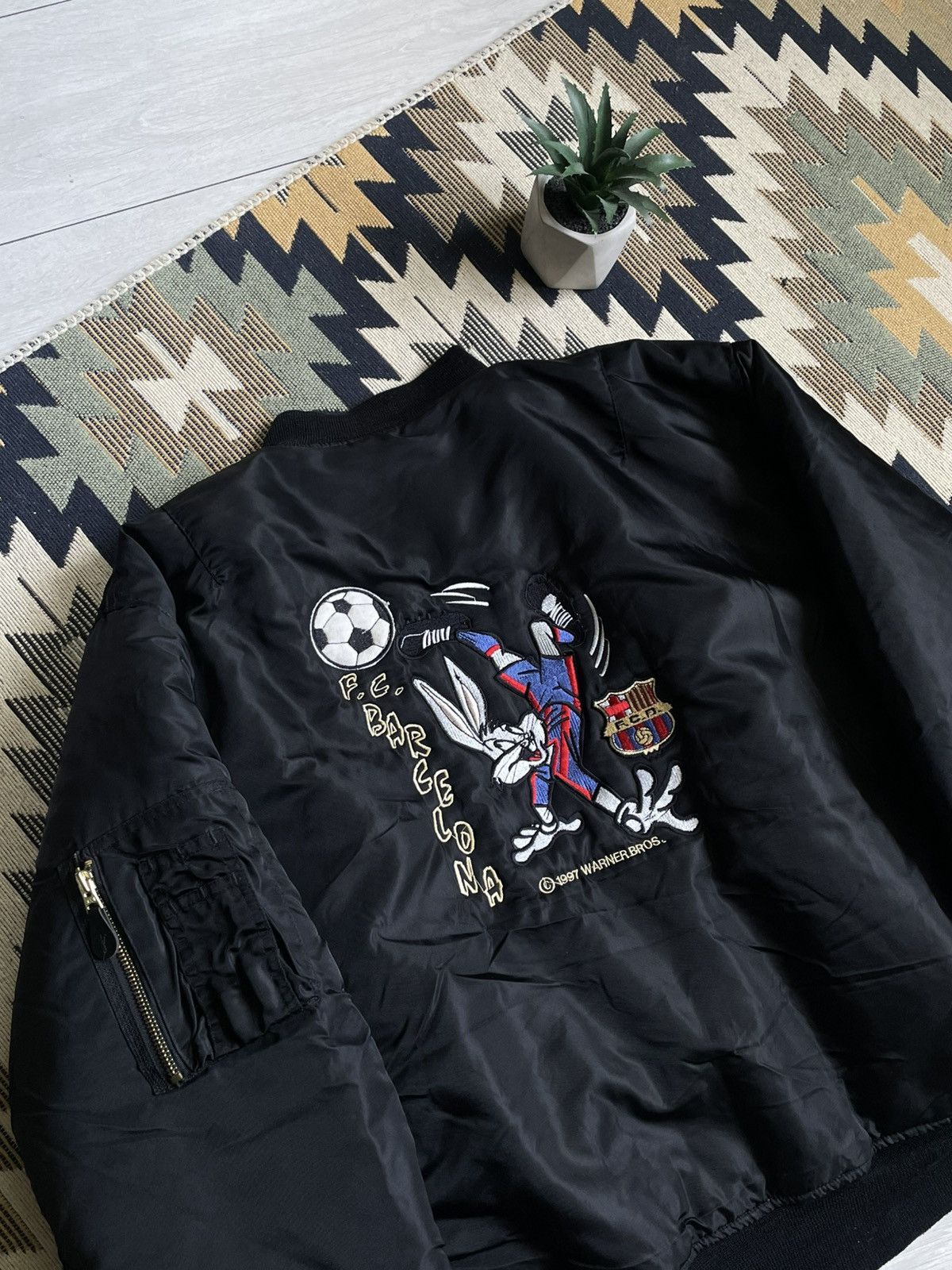 Warner Bros ❗️RARE❗️Vintage F.C. Barcelona Warner Bros MA-1 Flyers Bomber Size US M / EU 48-50 / 2 - 3 Thumbnail