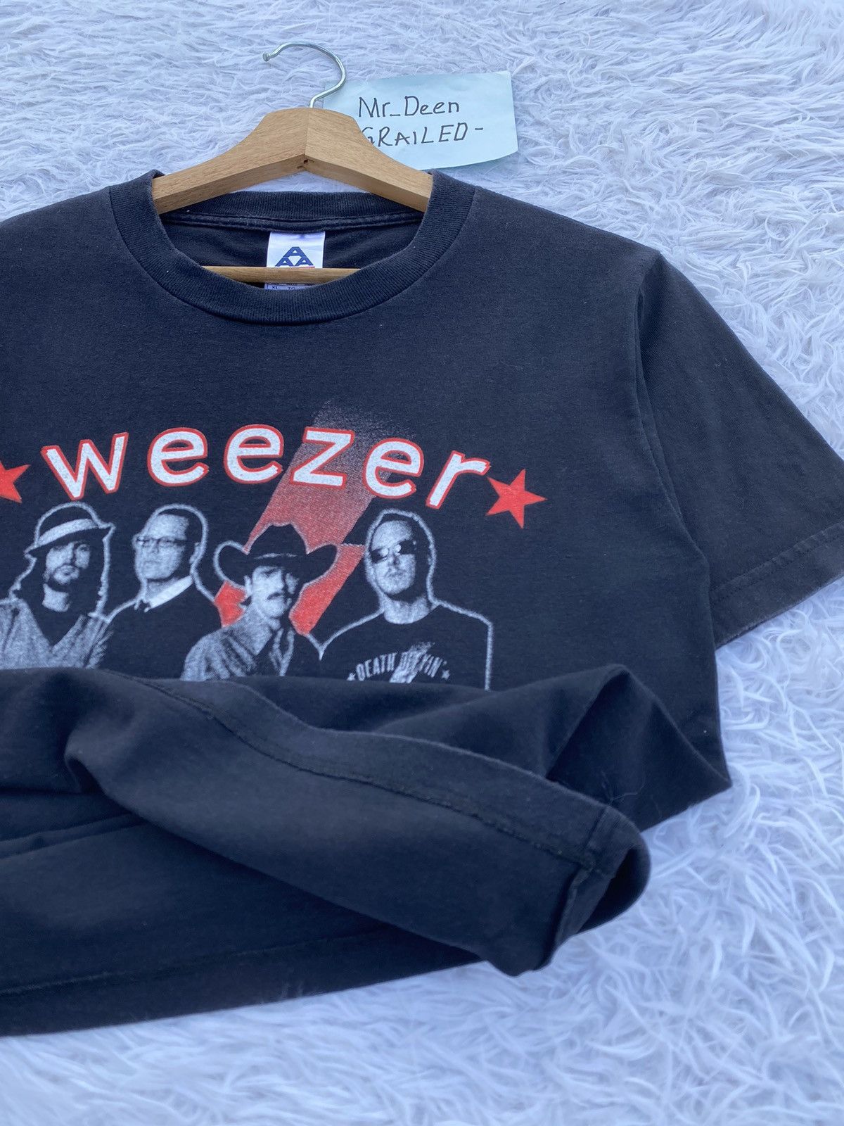 Band Tees Rare Vintage Weezer Band Tees Size US M / EU 48-50 / 2 - 12 Thumbnail