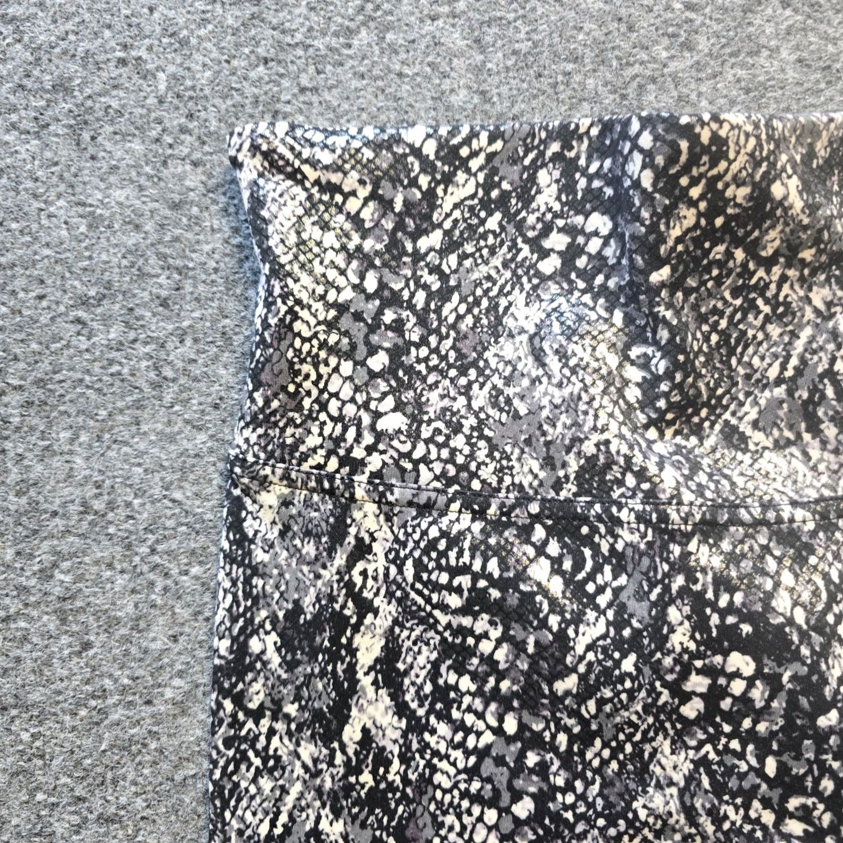 Spanx Spanx Pants Womens Size Large Gray Snakeskin Print Stretch Casual Capsule Basic leggings Size 36" / US 14 / IT 50 - 3 Thumbnail