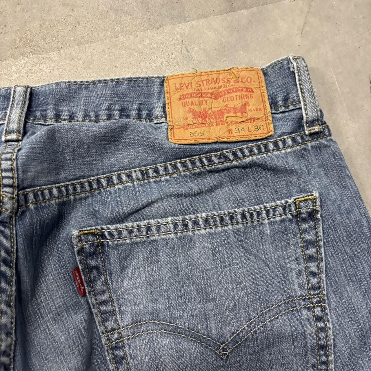 Levi's × Vintage Crazy Vintage Y2K/2000s Grunge Faded Medium Wash Levi’s Essential Denim Jeans! Size US 34 / EU 50 - 7 Thumbnail