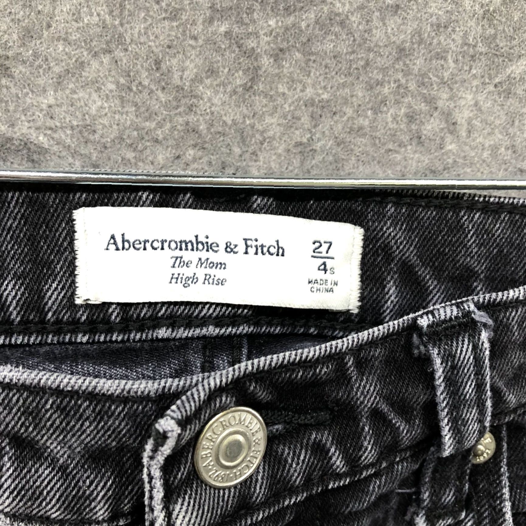 Abercrombie & Fitch Abercrombie & Fitch The Mom High Rise Jeans Size 4 / 27 Black Distressed Size 27" / US 4 / IT 40 - 6 Thumbnail