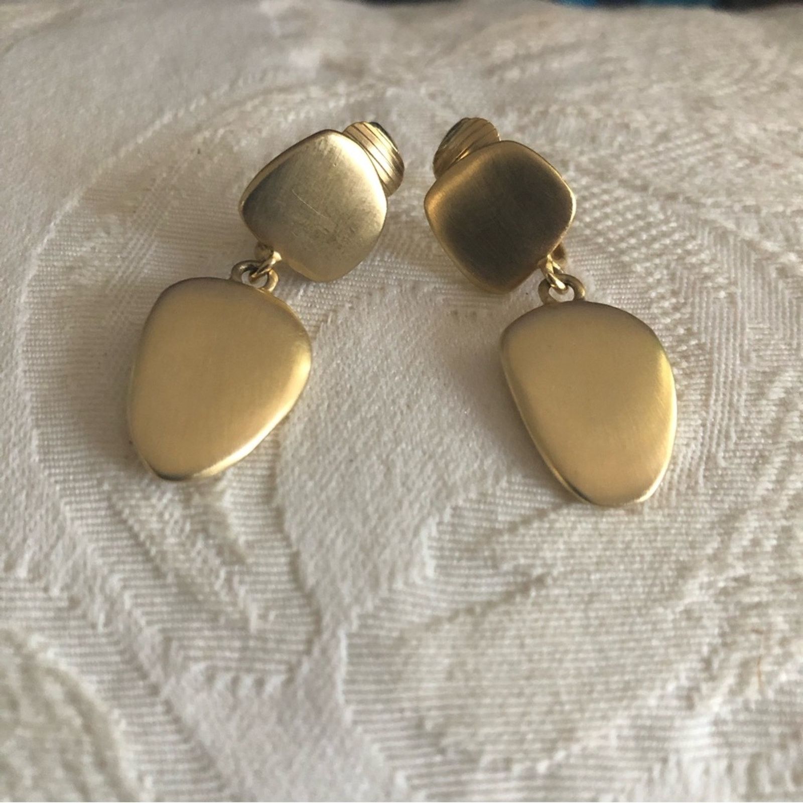 Vintage Vintage matte gold dangle clip on earrings Size ONE SIZE - 3 Thumbnail