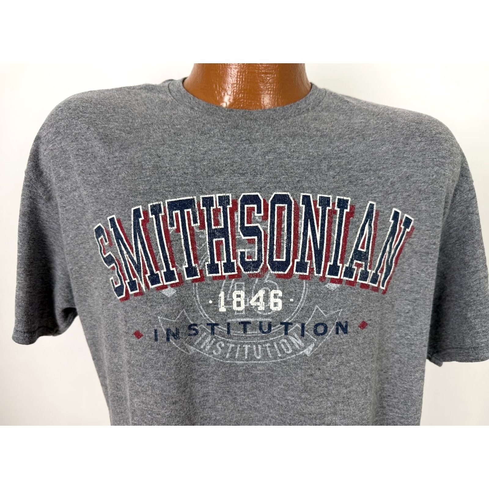 Etro Smithsonian Shirt Adult Large Gray Logo 1846 Retro T-Shirt Men’s Regular Fit Knit Cotton Polyester Short Sleeve Crew Neck 2000s Museum Washington DC Size US L / EU 52-54 / 3 - 2 Thumbnail