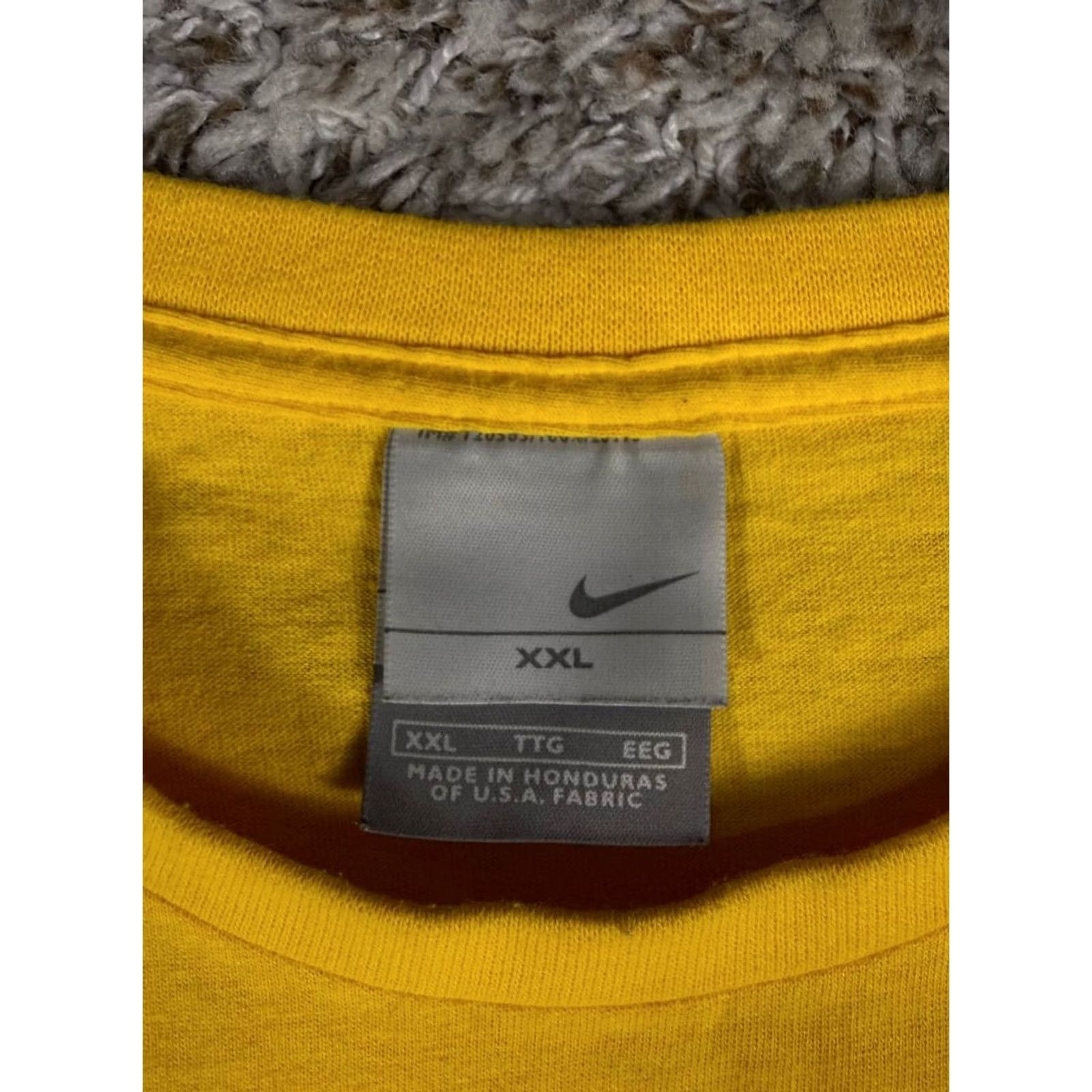 Nike VINTAGE Nike XXL Paint Swoosh Yellow Tee Gray Tag Shirt Men 2XL Yellow Swoosh Logo Short Sleeve Crew Neck Cotton Summer Spring Size US XXL / EU 58 / 5 - 7 Thumbnail