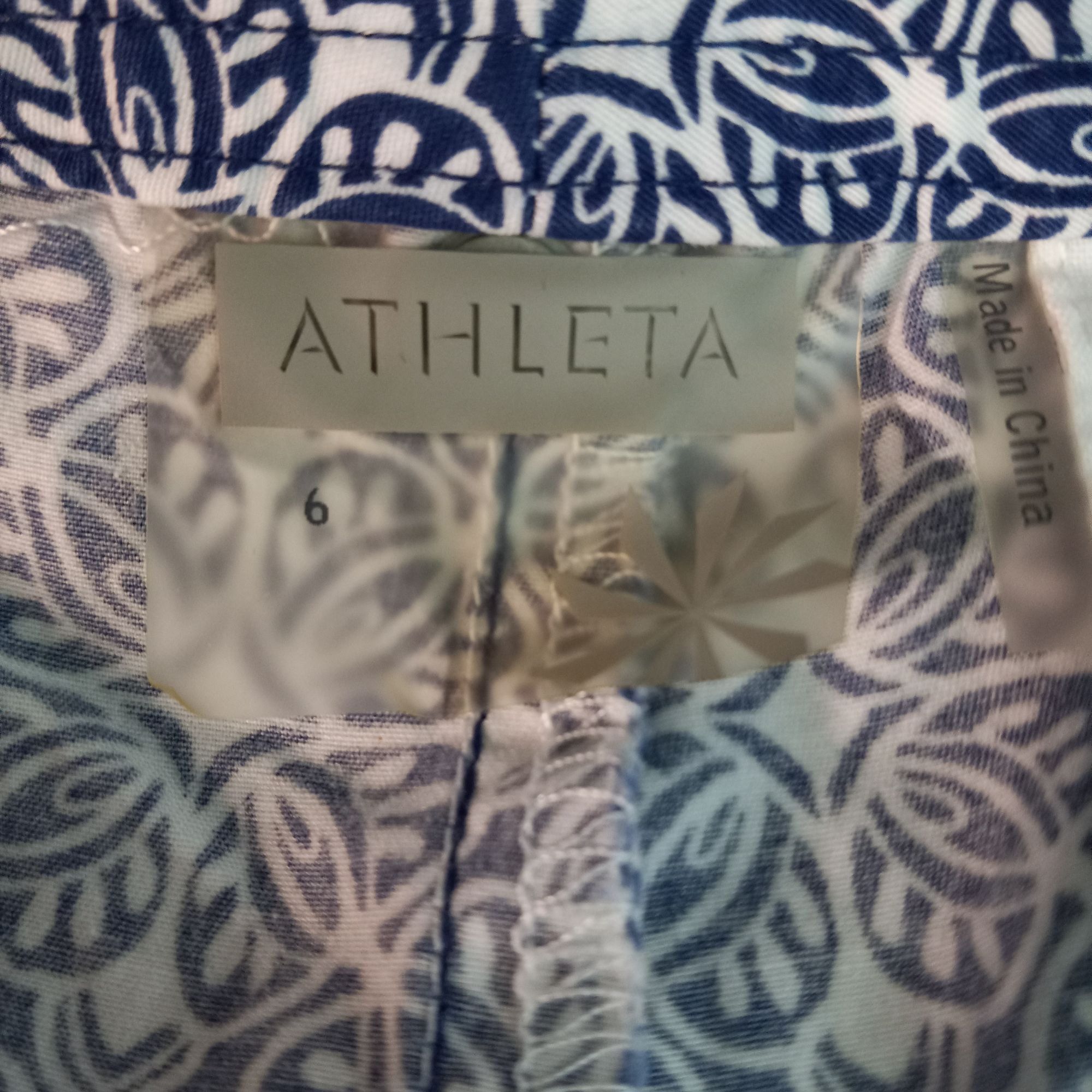 Athleta Athleta Size 6 Shorts Womens Bermuda Blue White Patterned Cu Size 30" / US 8 / IT 44 - 3 Thumbnail