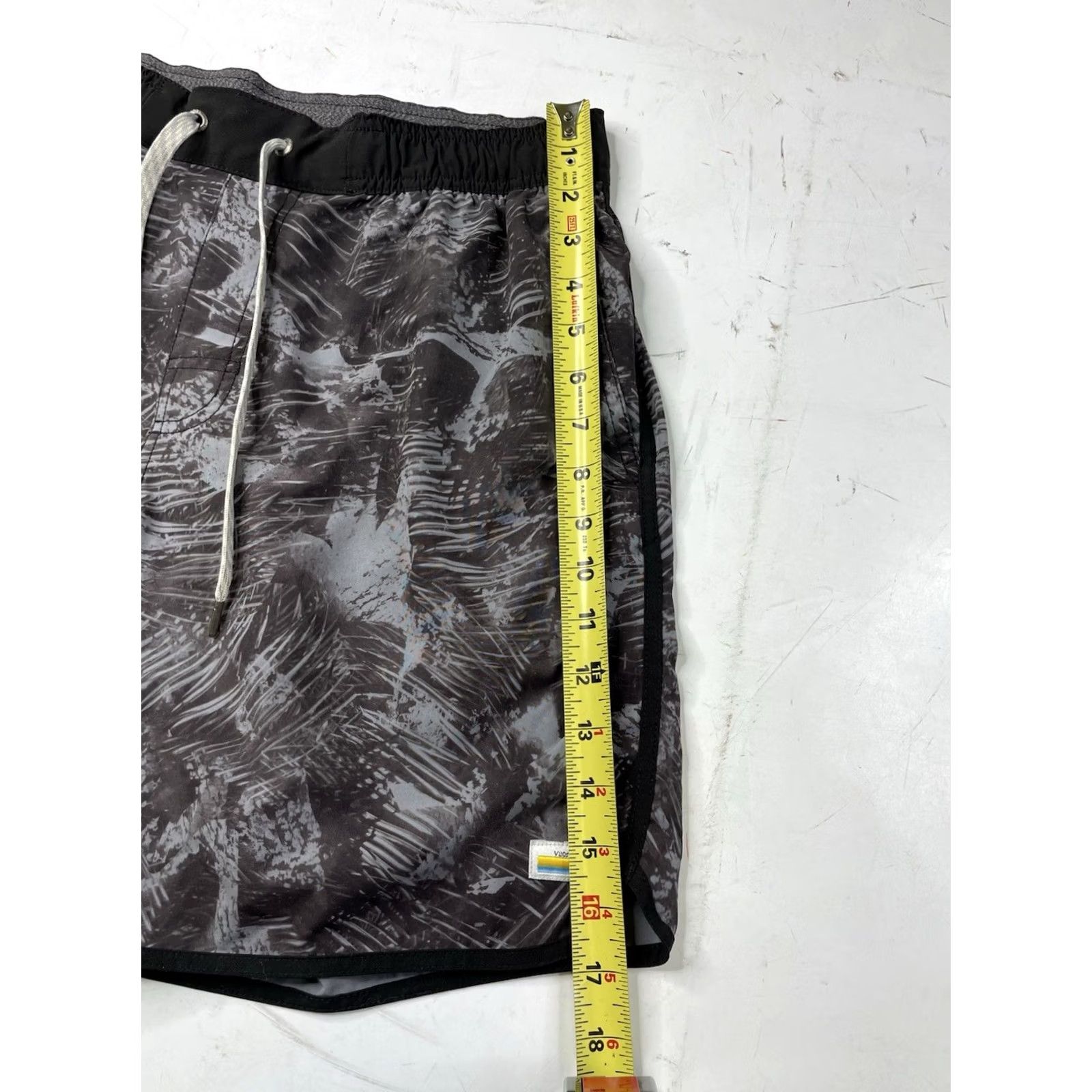 Vuori VUORI Banks Shorts Mens Medium Charcoal Abstract Pattern Drawstring Pockets Zip V330 Size US 31 - 2 Thumbnail
