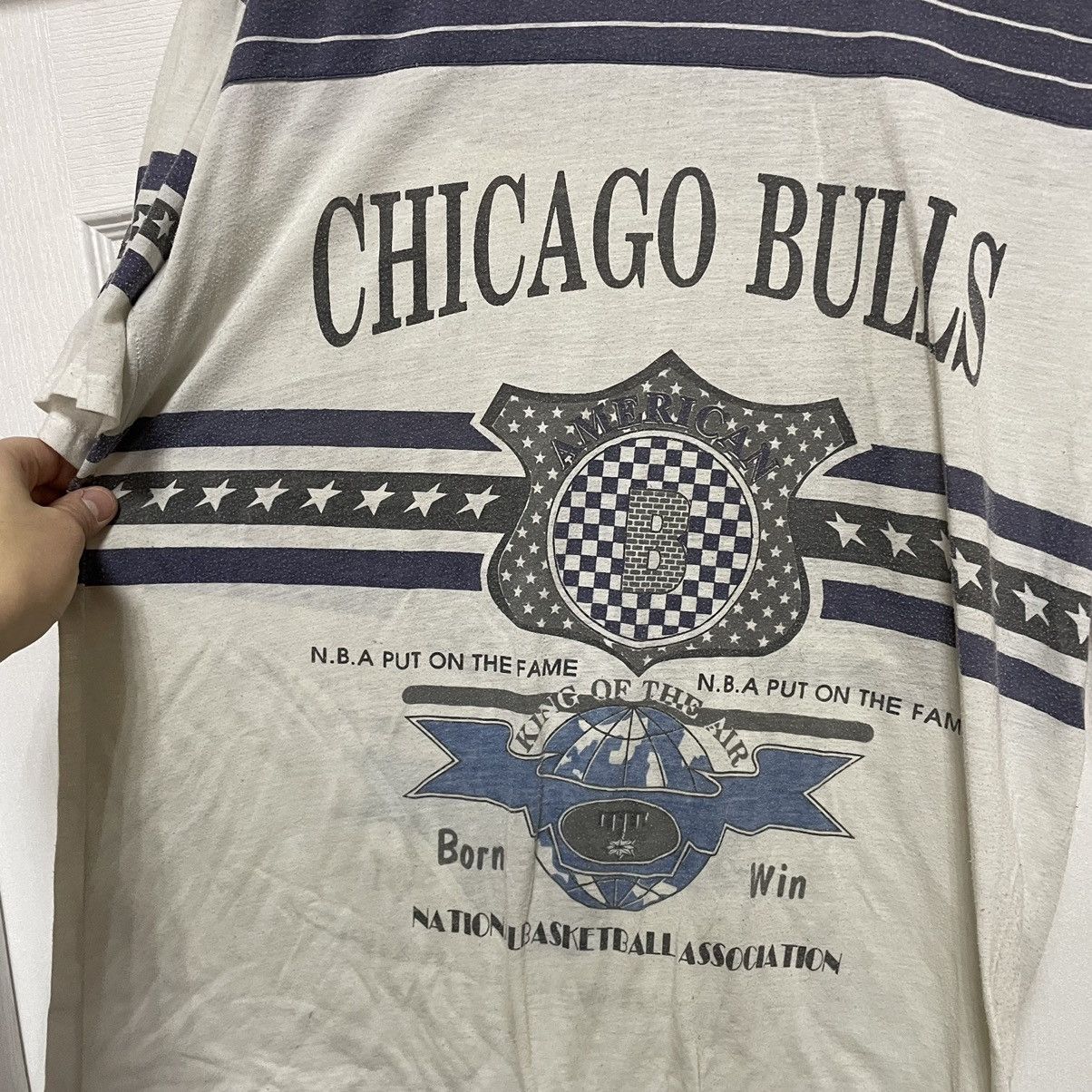 NBA × Vintage Vintage 90s Chicago Bulls tee shirt king worl NBA Basketball Size US L / EU 52-54 / 3 - 3 Thumbnail