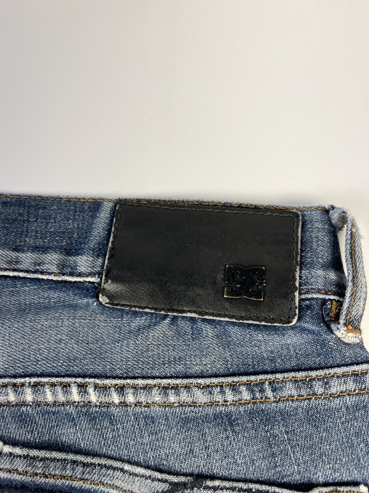 DC × Japanese Brand 00s Vintage DC Big Logo Denim Faded Distressed Jeans Y2K Size US 32 / EU 48 - 7 Thumbnail