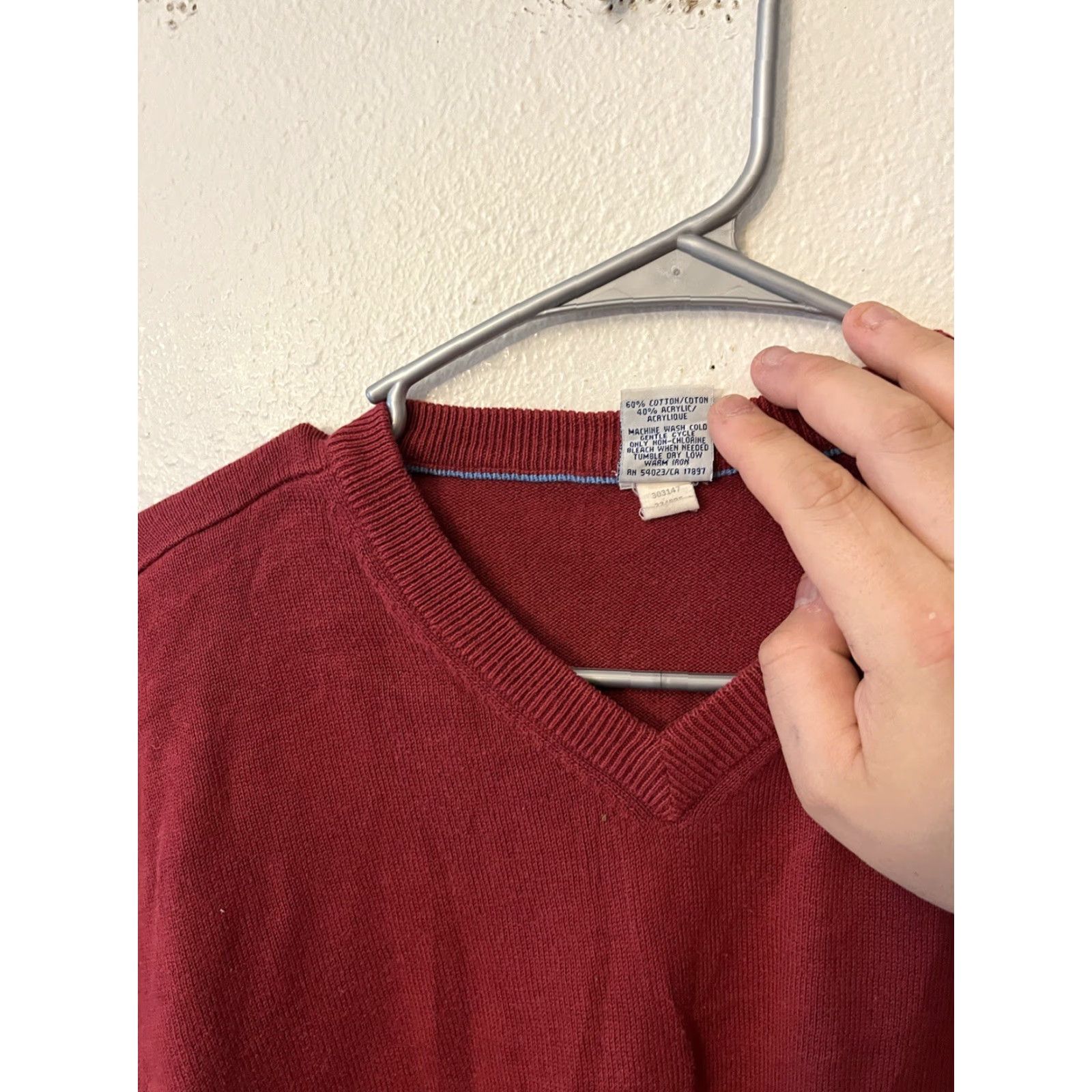 Old Navy Old Navy Sweater Mens Large Long Sleeve Red V-Neck Lightweight Knit Pullover Regular Machine Washable Cotton Blend Acrylic Classic Preppy American Size US L / EU 52-54 / 3 - 3 Thumbnail