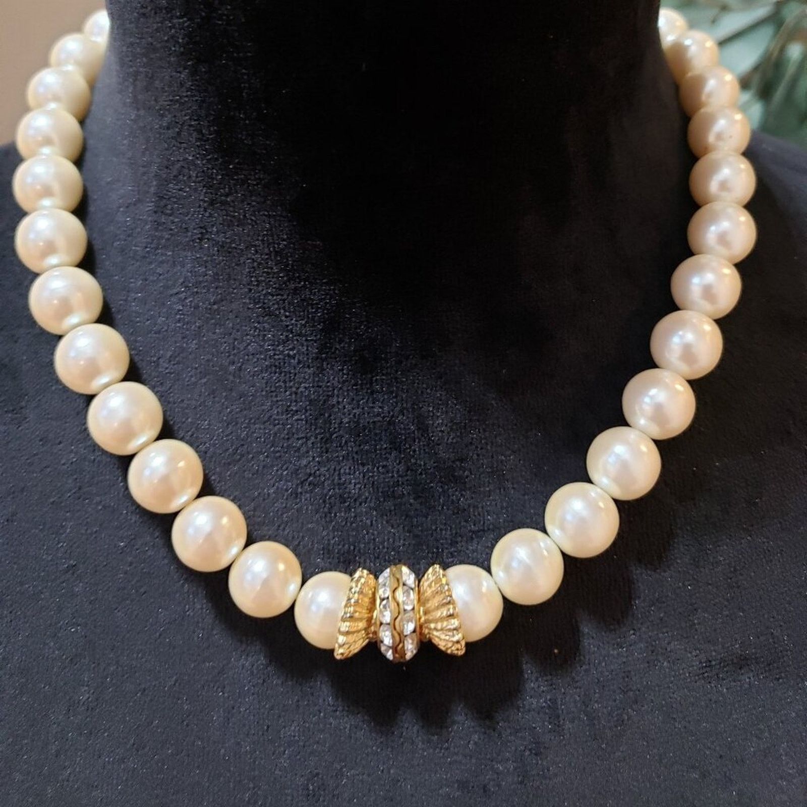 The Unbranded Brand Fashion Gold Tone White Faux Pearls Necklace Jewelry Size ONE SIZE - 1 Thumbnail