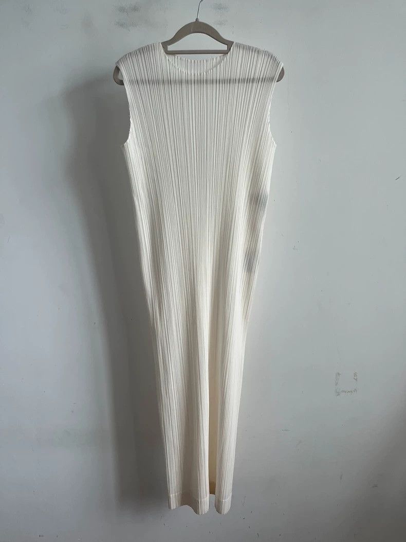 Issey Miyake Issey Miyake size:3 White pleated dress Size S / US 4 / IT 40 - 1 Thumbnail