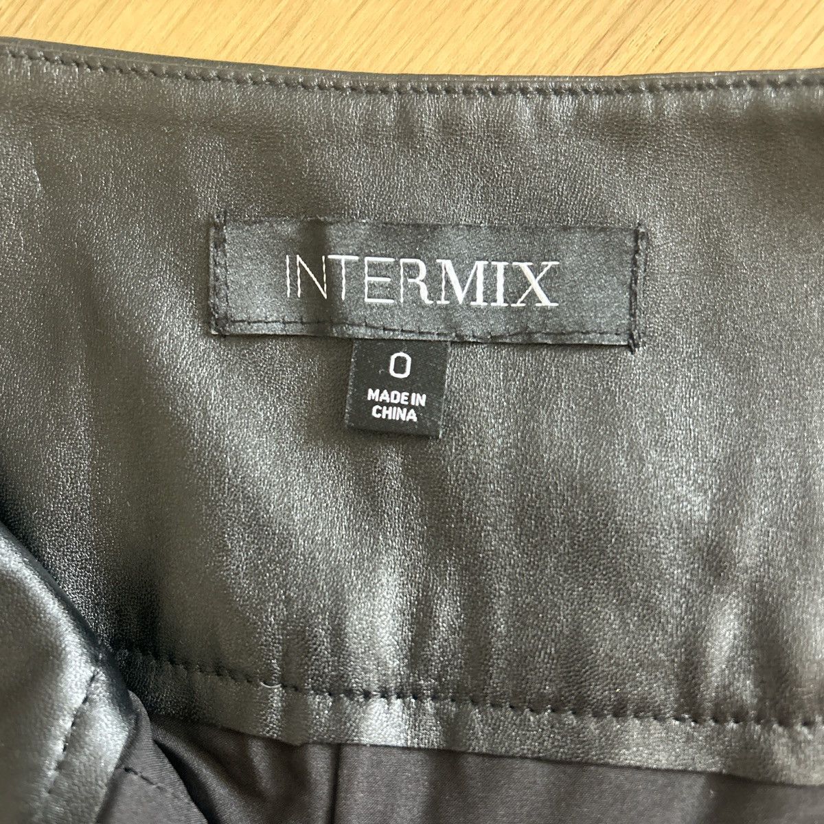 INTERMIX Remi Pleated Leather Shorts Size 25" / US 0 / IT 36 - 5 Thumbnail