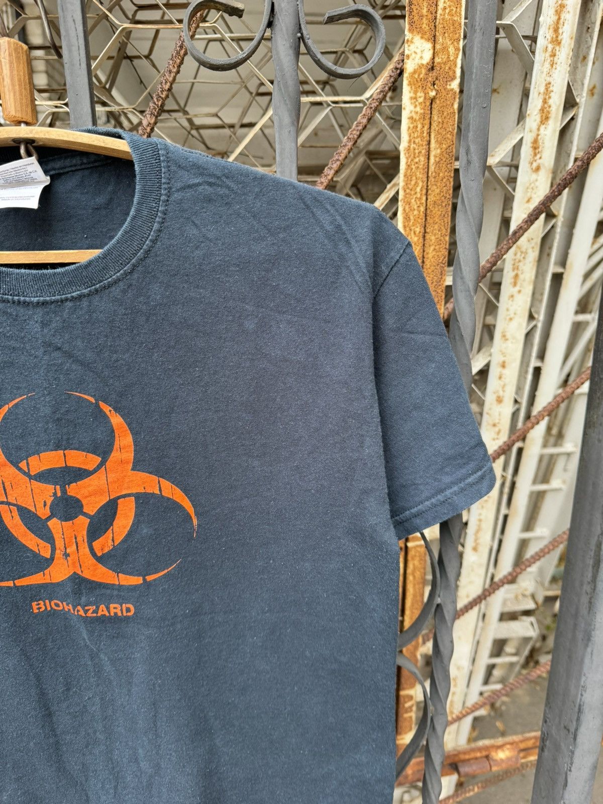 Band Tees × Vintage Vintage 2000s Biohazard Washed T Shirt Y2K Size US M / EU 48-50 / 2 - 4 Thumbnail