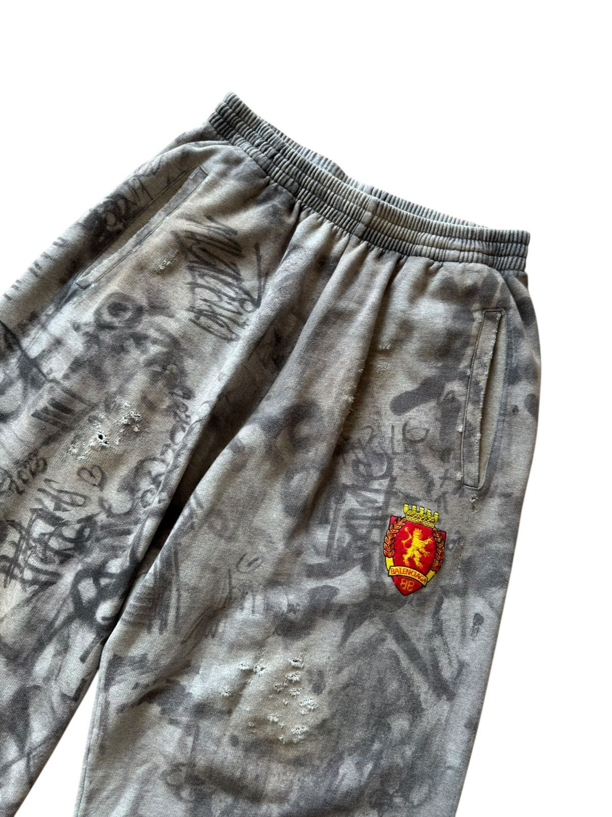 Balenciaga BALENCIAGA SS23 MUD SHOW GRAFFITI SKATER BAGGY SWEATPANTS Size US 32 / EU 48 - 9 Thumbnail