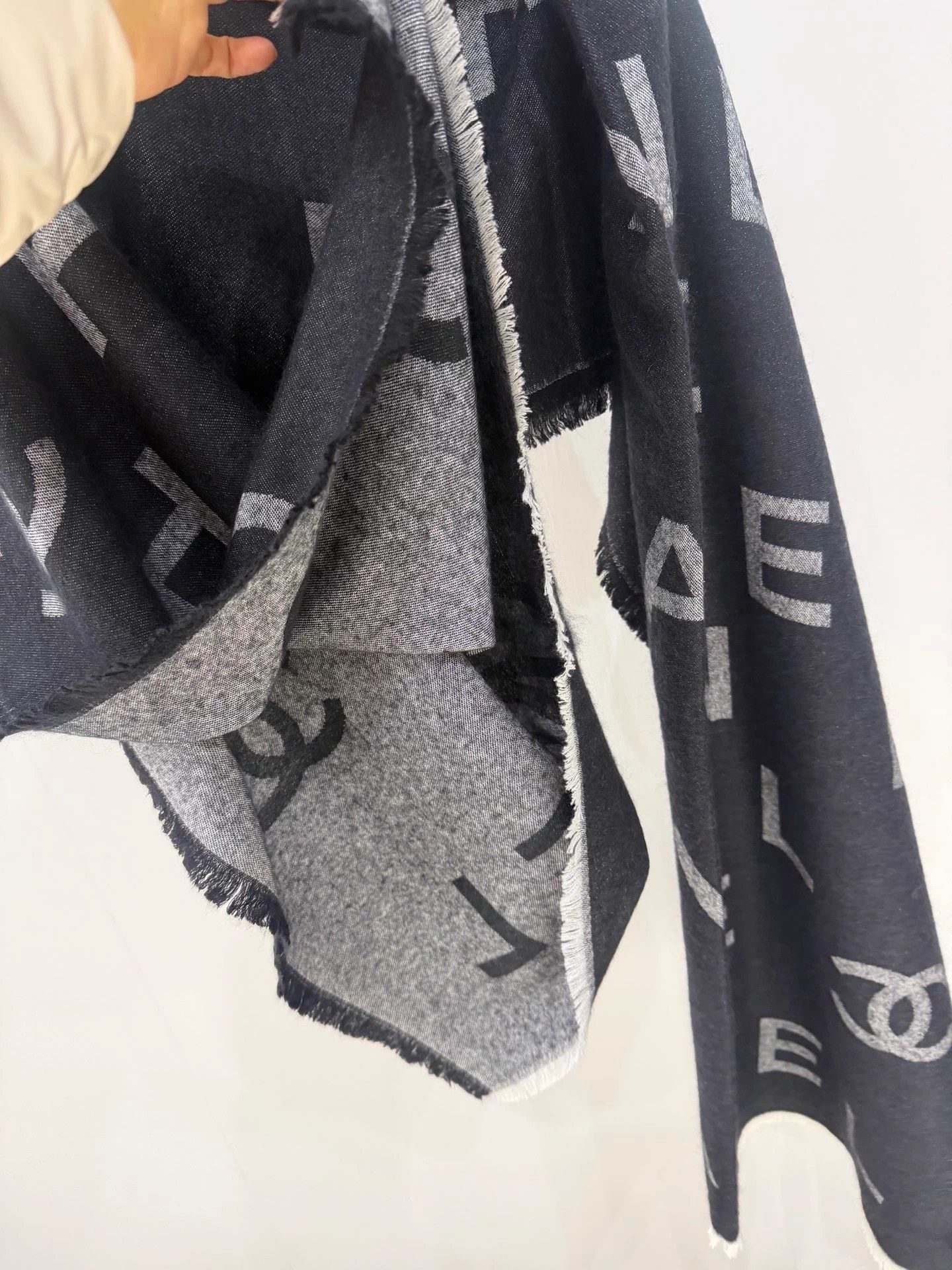 Chanel Chanel 25S B-G Reversible Logo Silk-Cashmere Scarf Size ONE SIZE - 6 Thumbnail