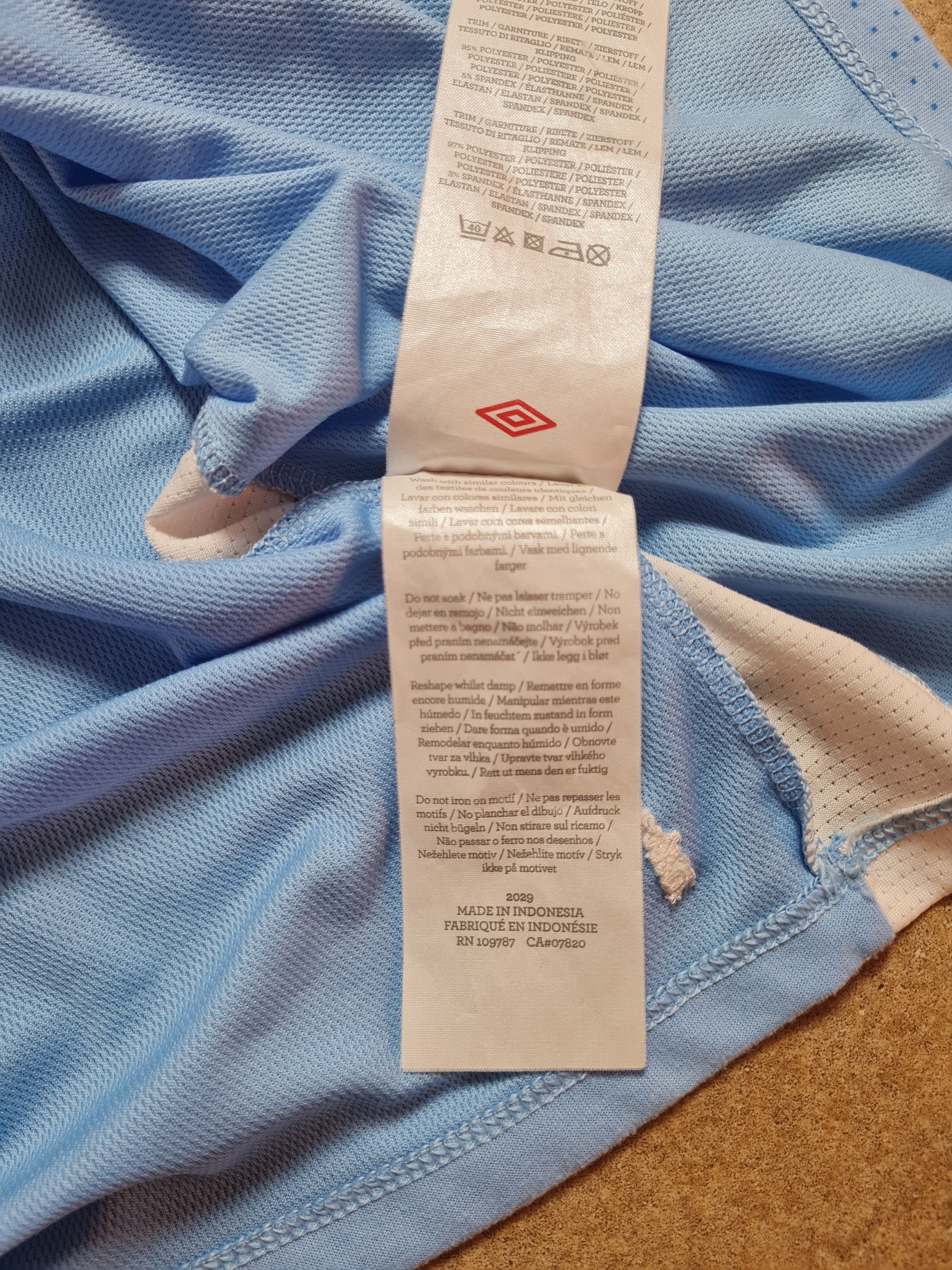 Umbro Manchester City 2011-012 Football Shirt Umbro Long Sleeve Size US XXL / EU 58 / 5 - 20 Thumbnail