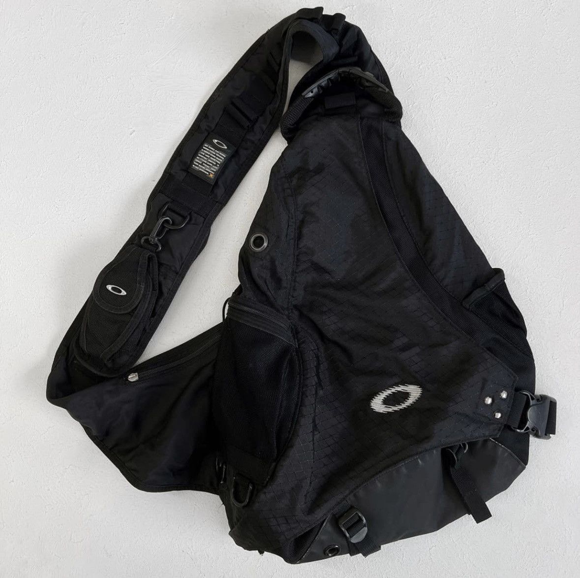 image of Oakley Crossbody Sandbag in Black, Men's