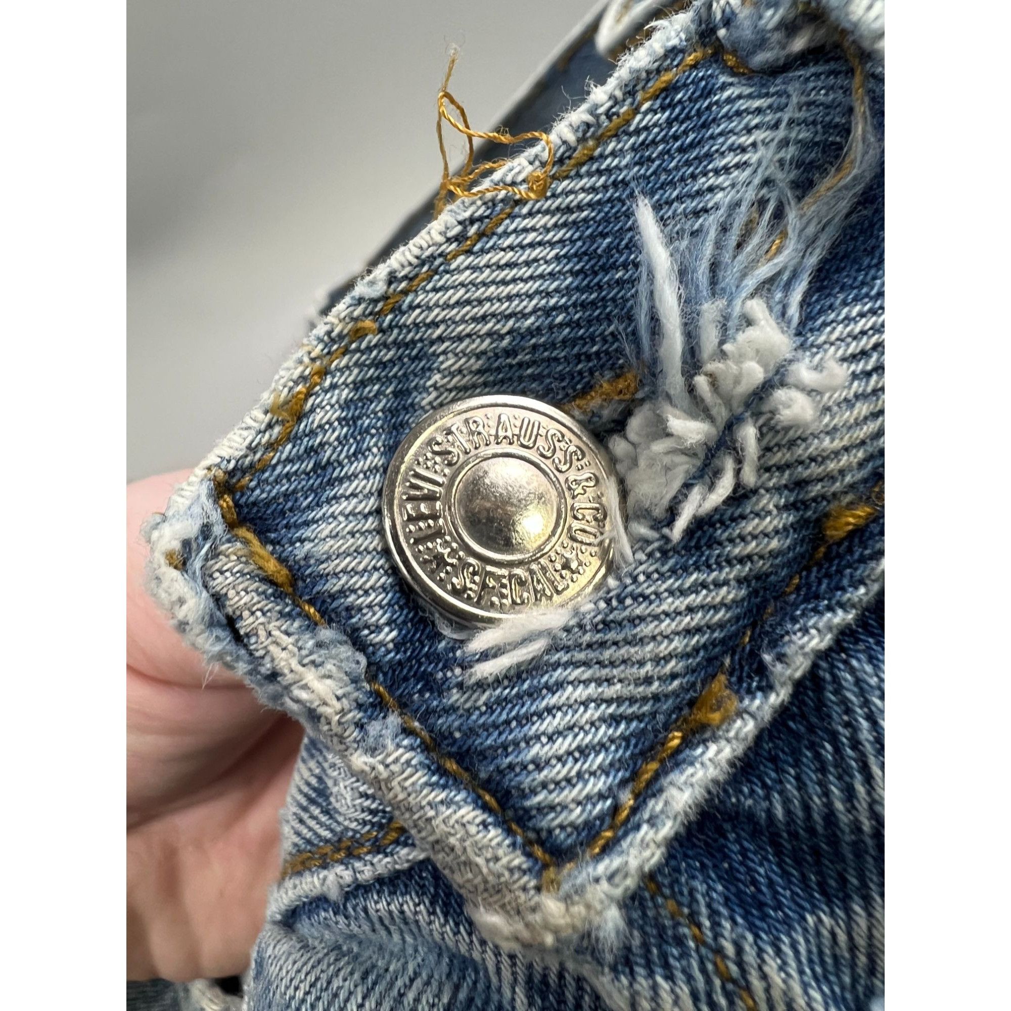 Levi's Levi’s 501 Made in USA Light Wash Denim Jeans Pants (Y0910) Size US 32 / EU 48 - 4 Thumbnail