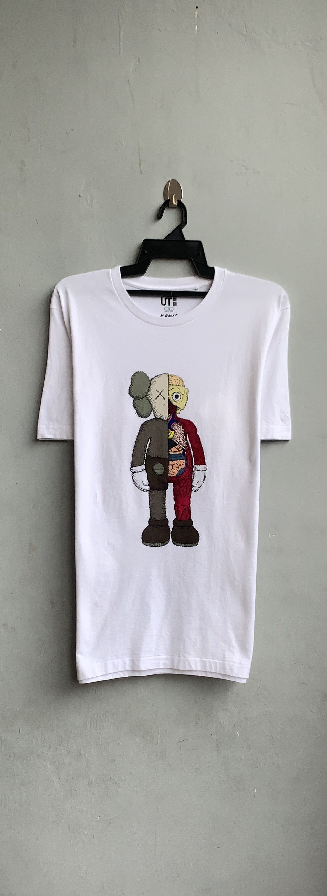 Kaws × Uniqlo Kaws Flayed Uniqlo Shirt Size US XL / EU 56 / 4 - 1 Thumbnail