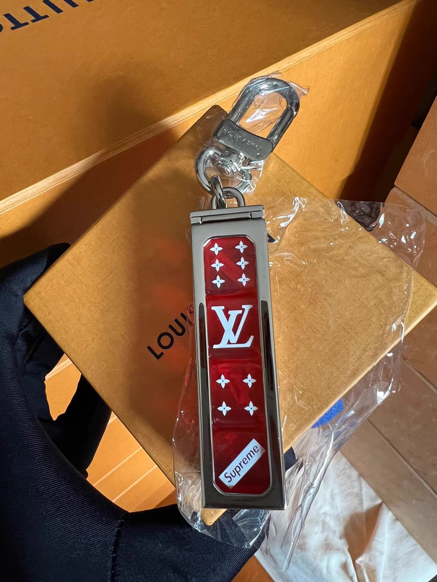 Louis Vuitton Louis Vuitton x Supreme Dice Keychain Red Dice Q14 Size ONE SIZE - 1 Thumbnail