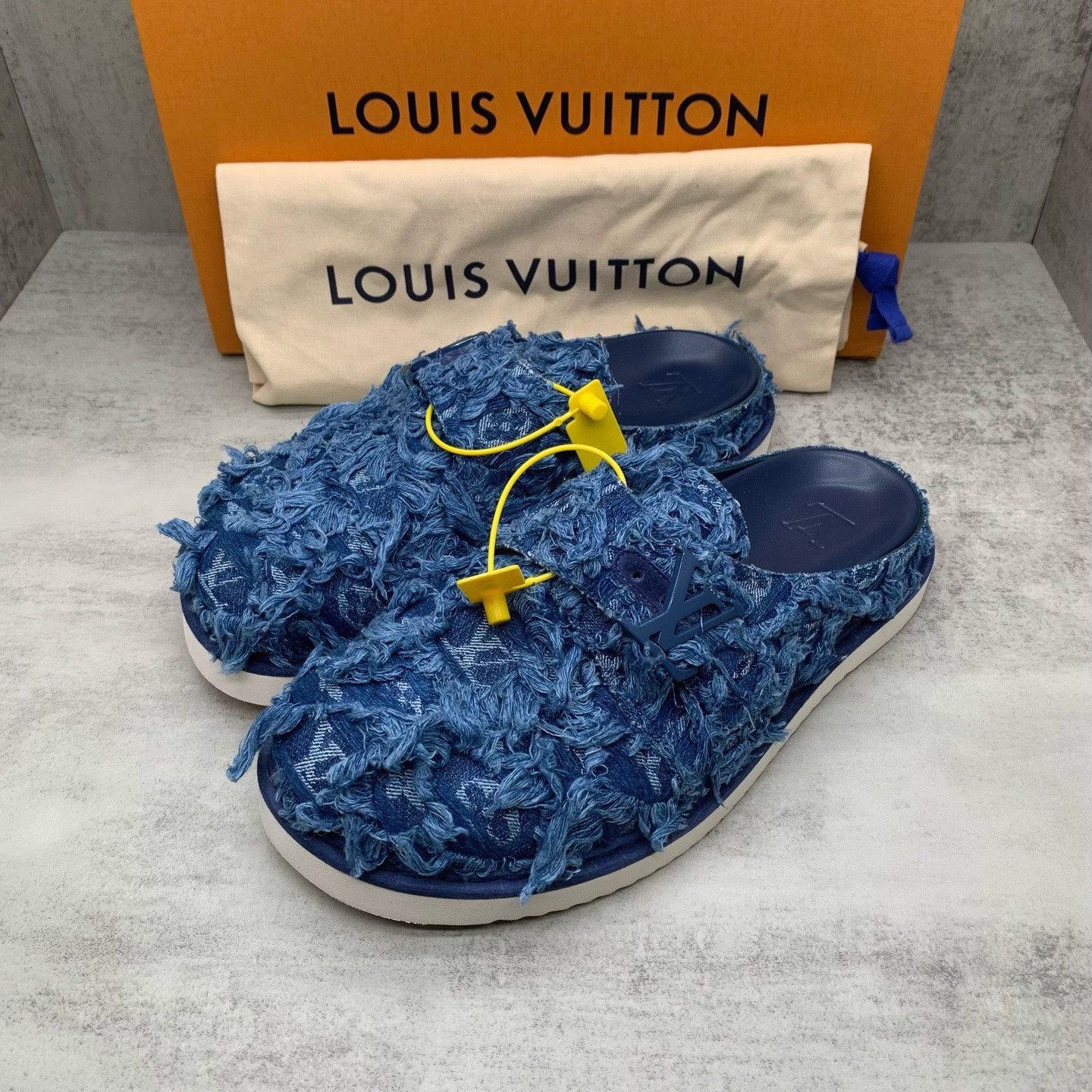 Louis Vuitton louis vuitton blue floral pattern clogs Size US 10 / EU 43 - 1 Thumbnail