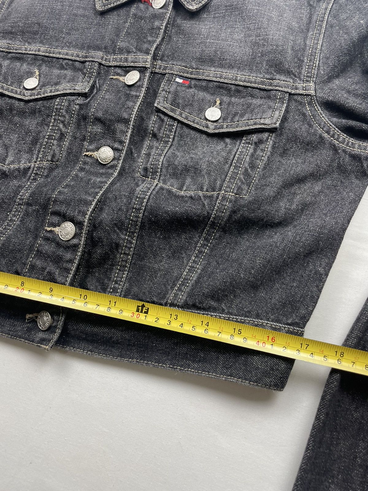 Tommy Hilfiger Tommy Hilfiger Cropped Denim Jacket Featuring Branded Button Size M / US 6-8 / IT 42-44 - 13 Thumbnail