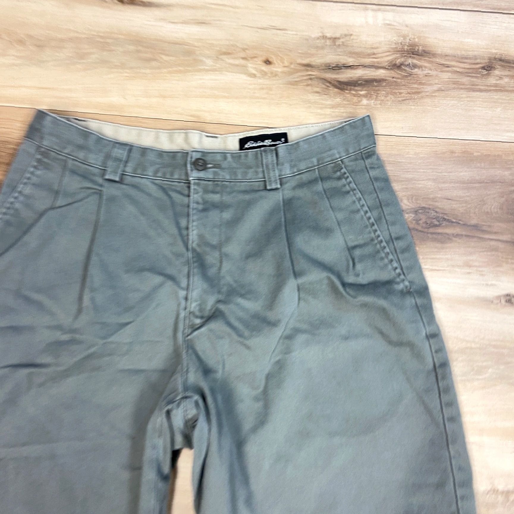 Eddie Bauer Eddie Bauer Shorts Mens 33 Gray Pleated 9" Size US 33 - 2 Thumbnail