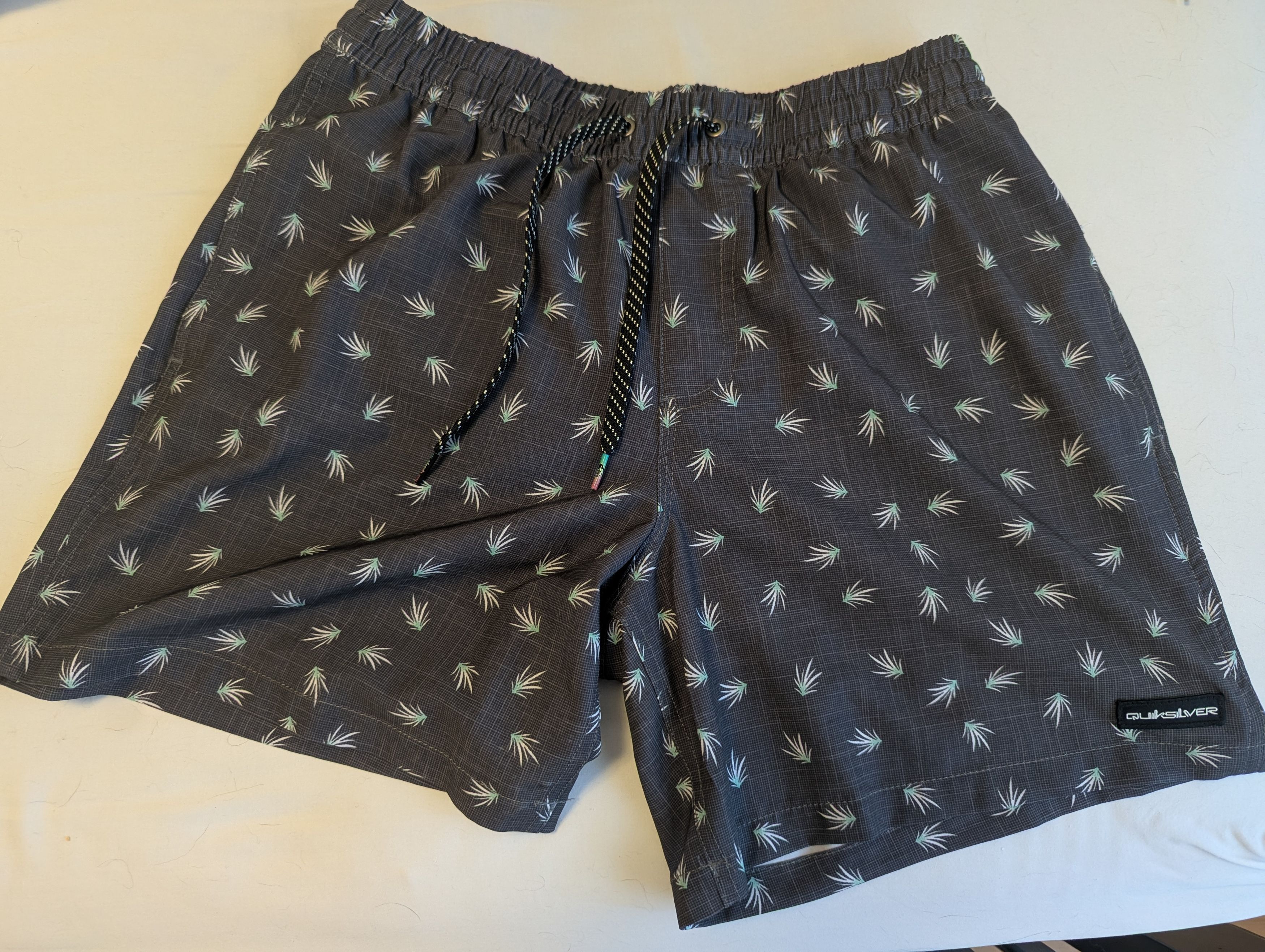 Quiksilver Men's Quiksilver Grey Shorts Size Medium Size US 32 / EU 48 - 1 Thumbnail