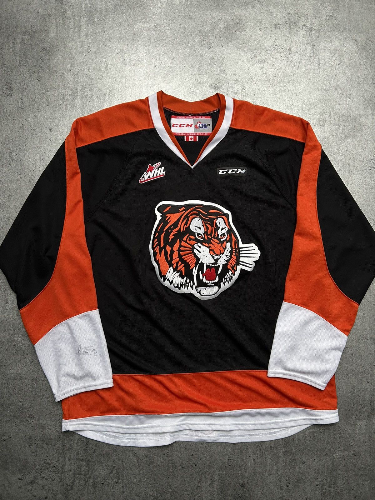 Ccm × NHL × Vintage Ccm whl hockey Medicine hat tigers Jersey with autograph Size US XL / EU 56 / 4 - 1 Thumbnail