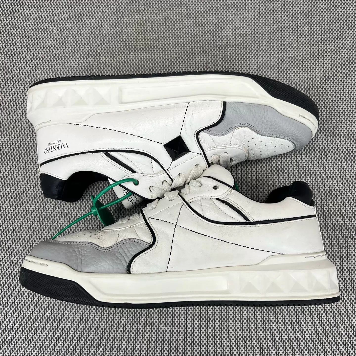 Valentino Valentino One Stud Black & White 40 Size US 7 / EU 40 - 3 Thumbnail